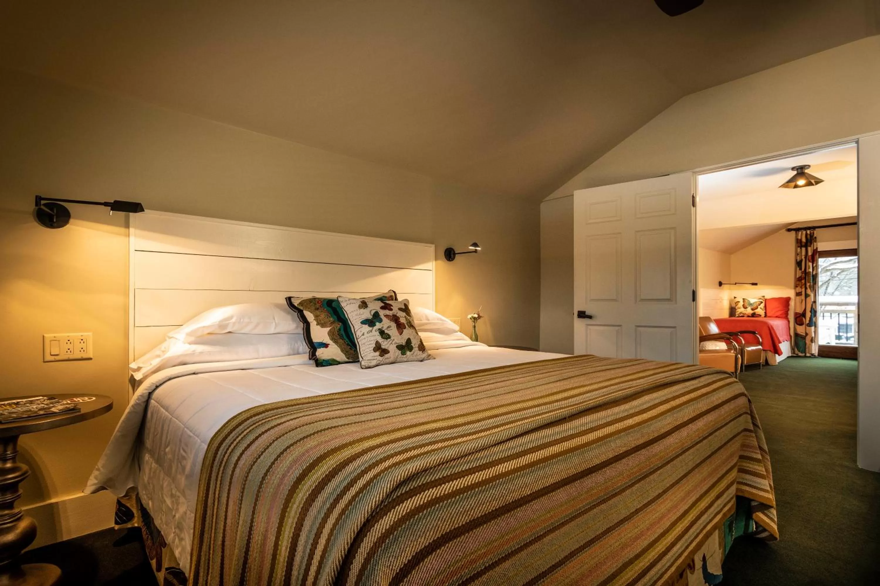 Bed in Hotel Broad Ripple