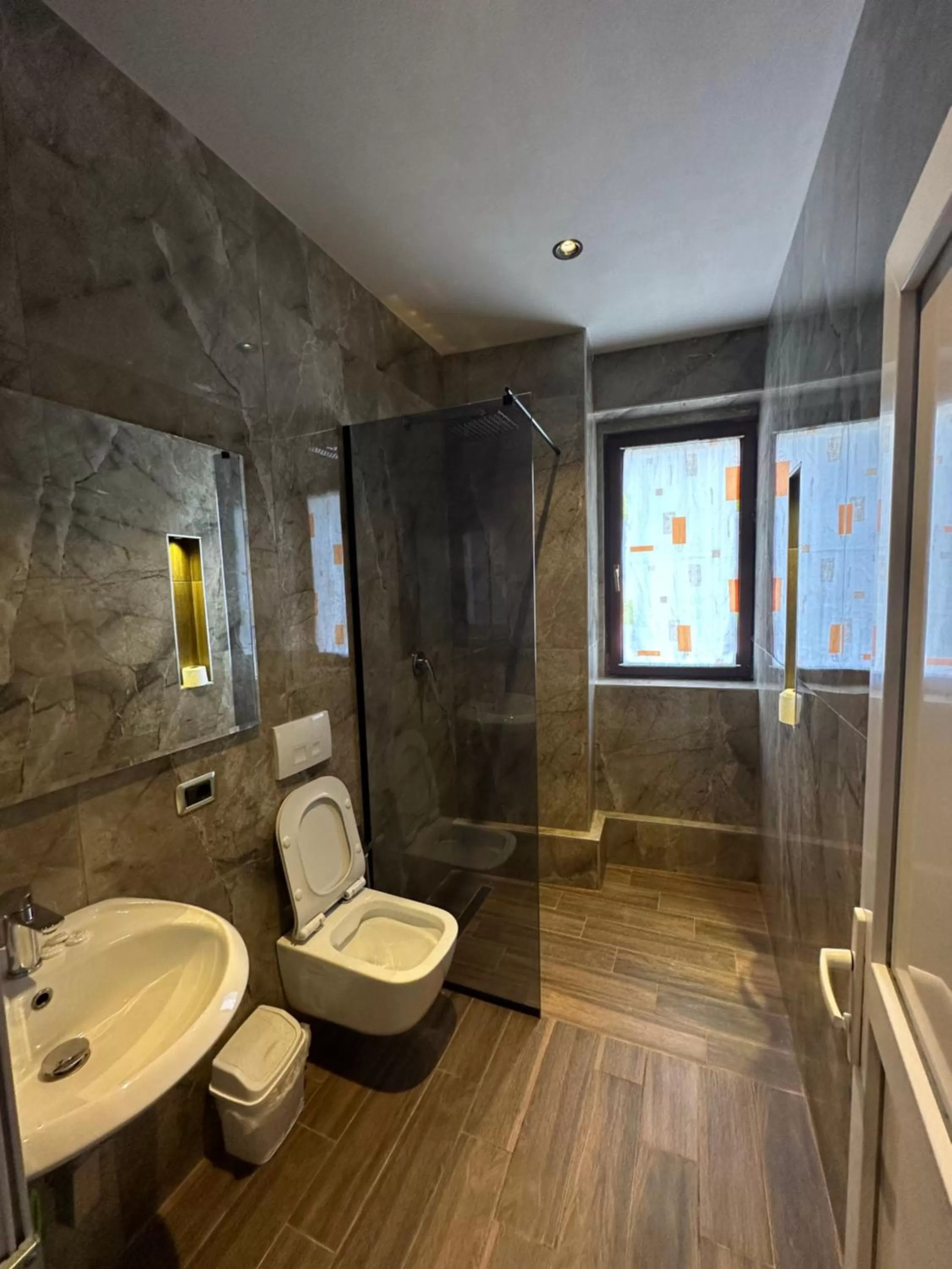 Shower in Hotel Gjallica