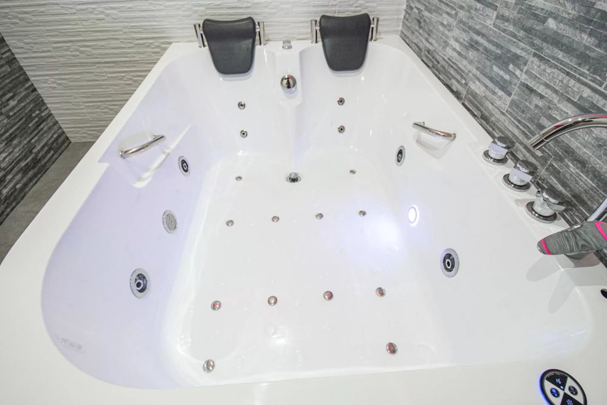 Hot Tub in Royal Playa Suite and Apartament -private parking- self chek out