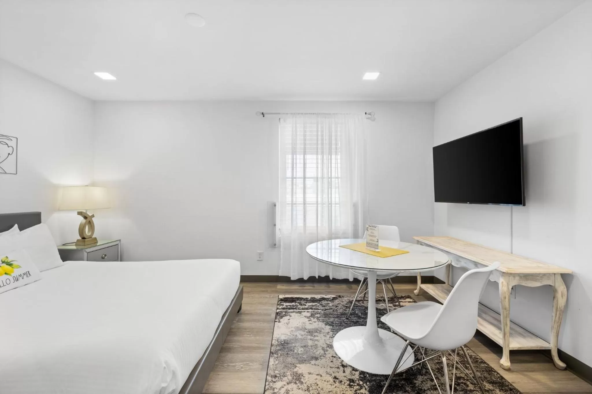 Living room, TV/Entertainment Center in Sunset Inn-South Miami