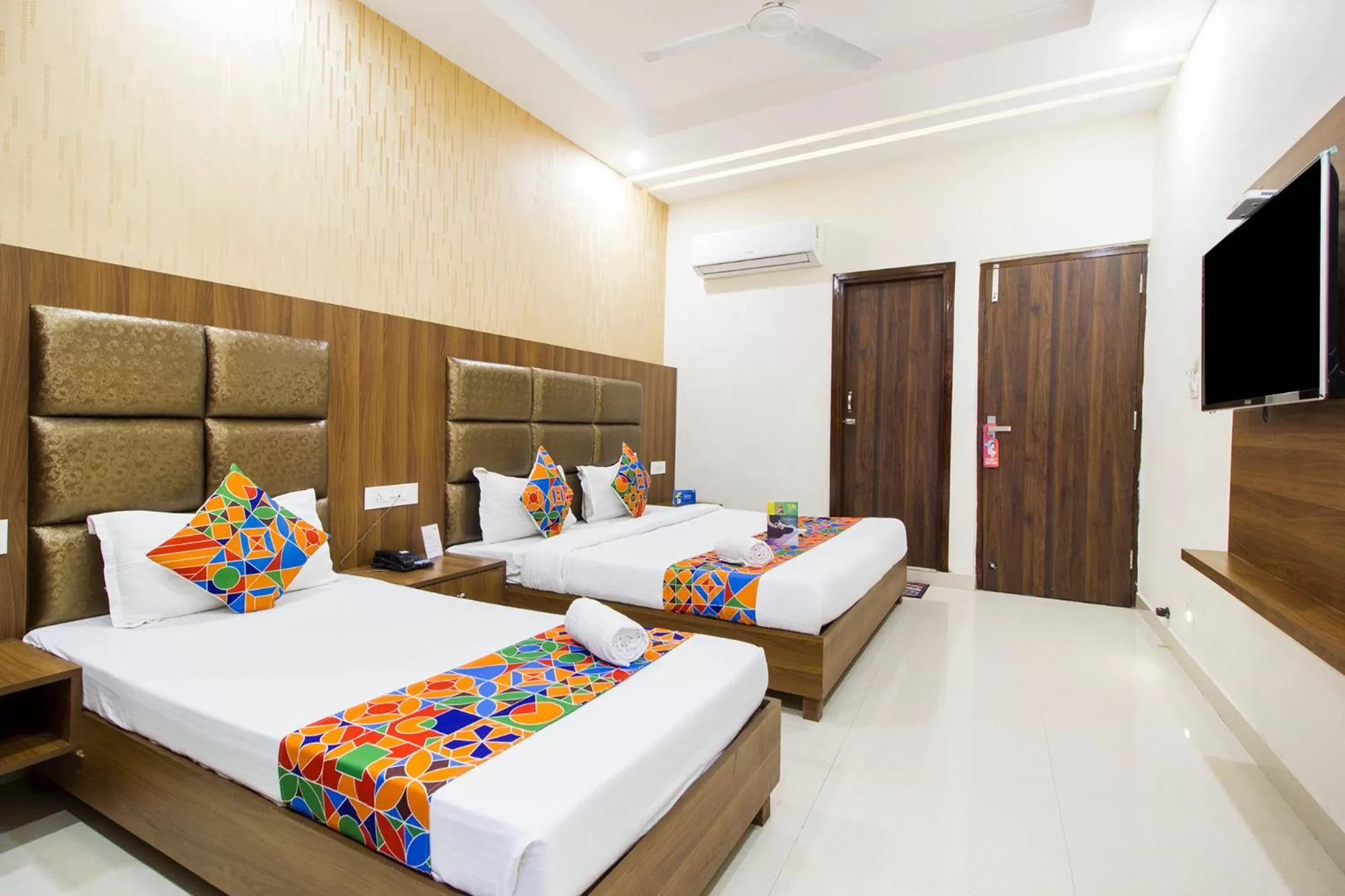 Bedroom, Bed in FabHotel Royal Villa Hussainpura Chowk