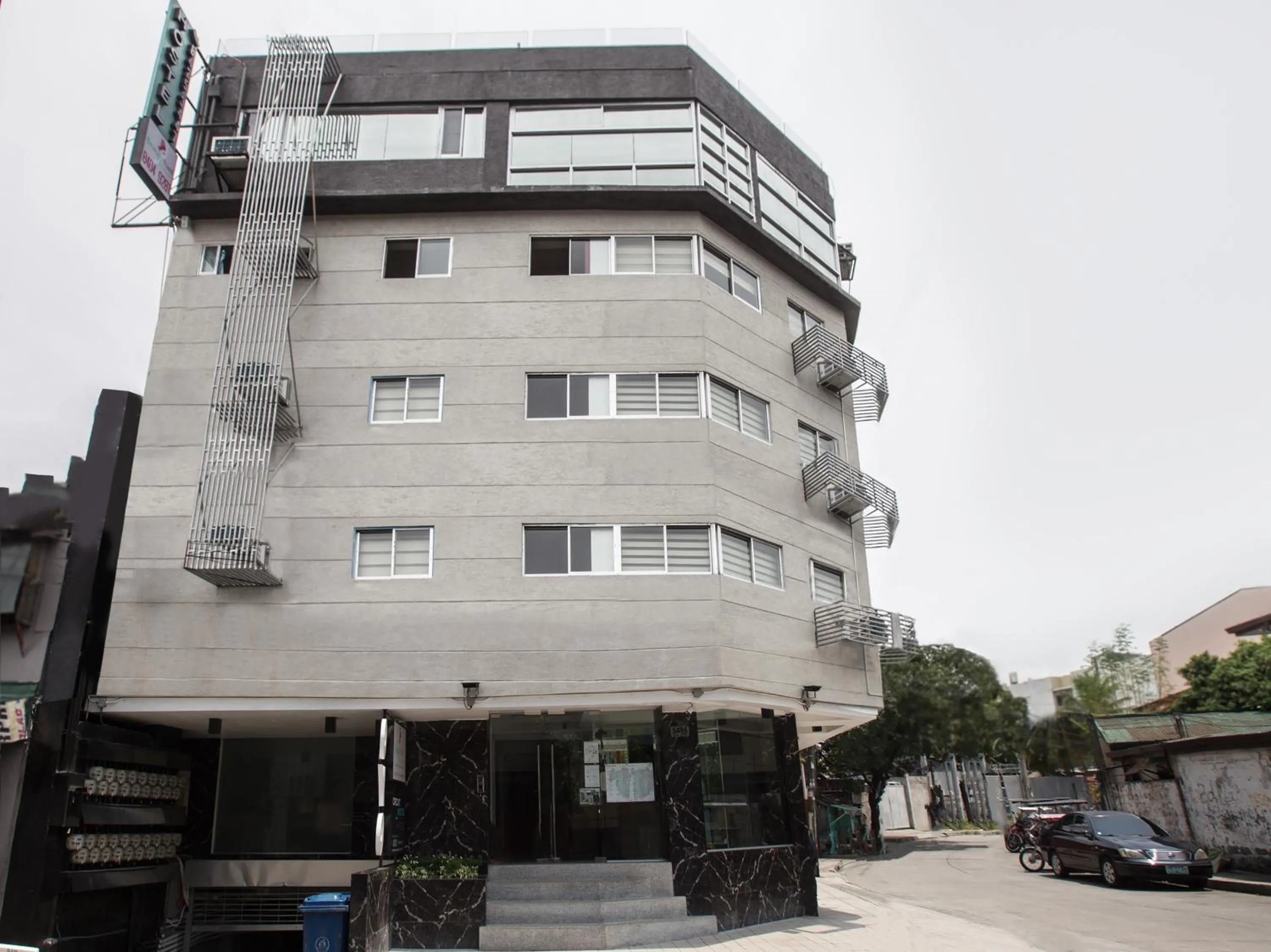 Facade/entrance in Circuit Hostel