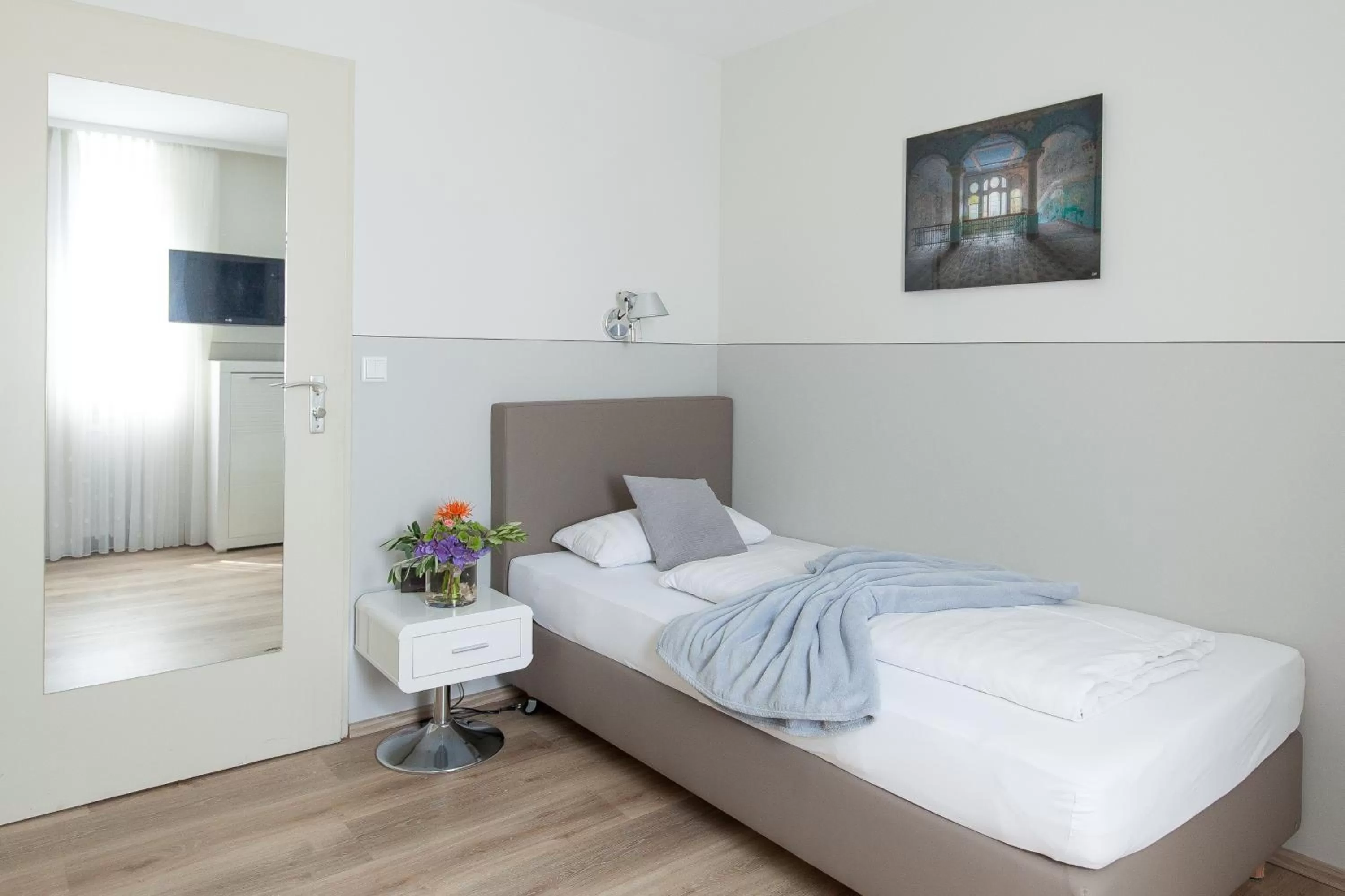 Photo of the whole room, Bed in Franziskaner