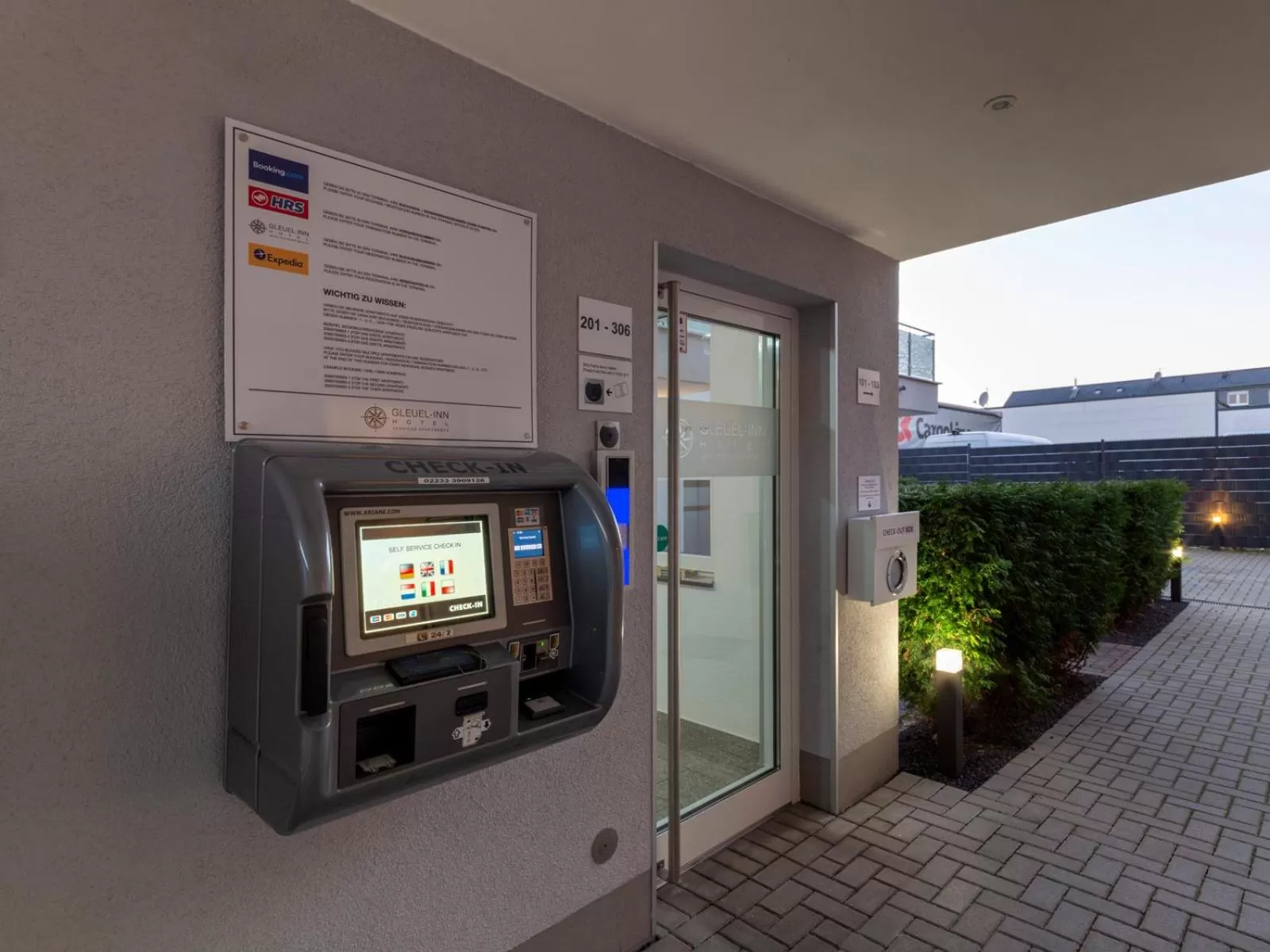 Property building in GLEUEL INN - digital hotel & serviced apartments & boardinghouse mit voll ausgestatteten Küchen