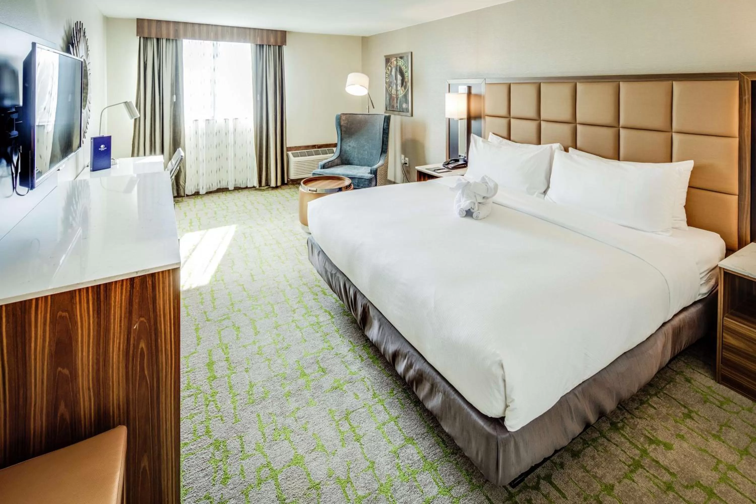 Bedroom, Bed in DoubleTree by Hilton Huntington, WV