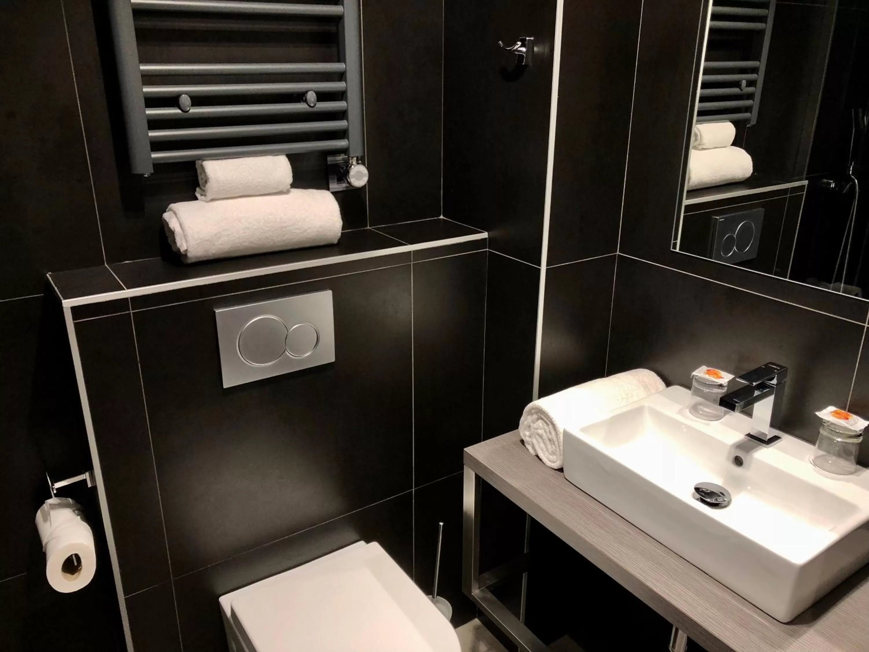 Shower in Best Western Empire Elysees