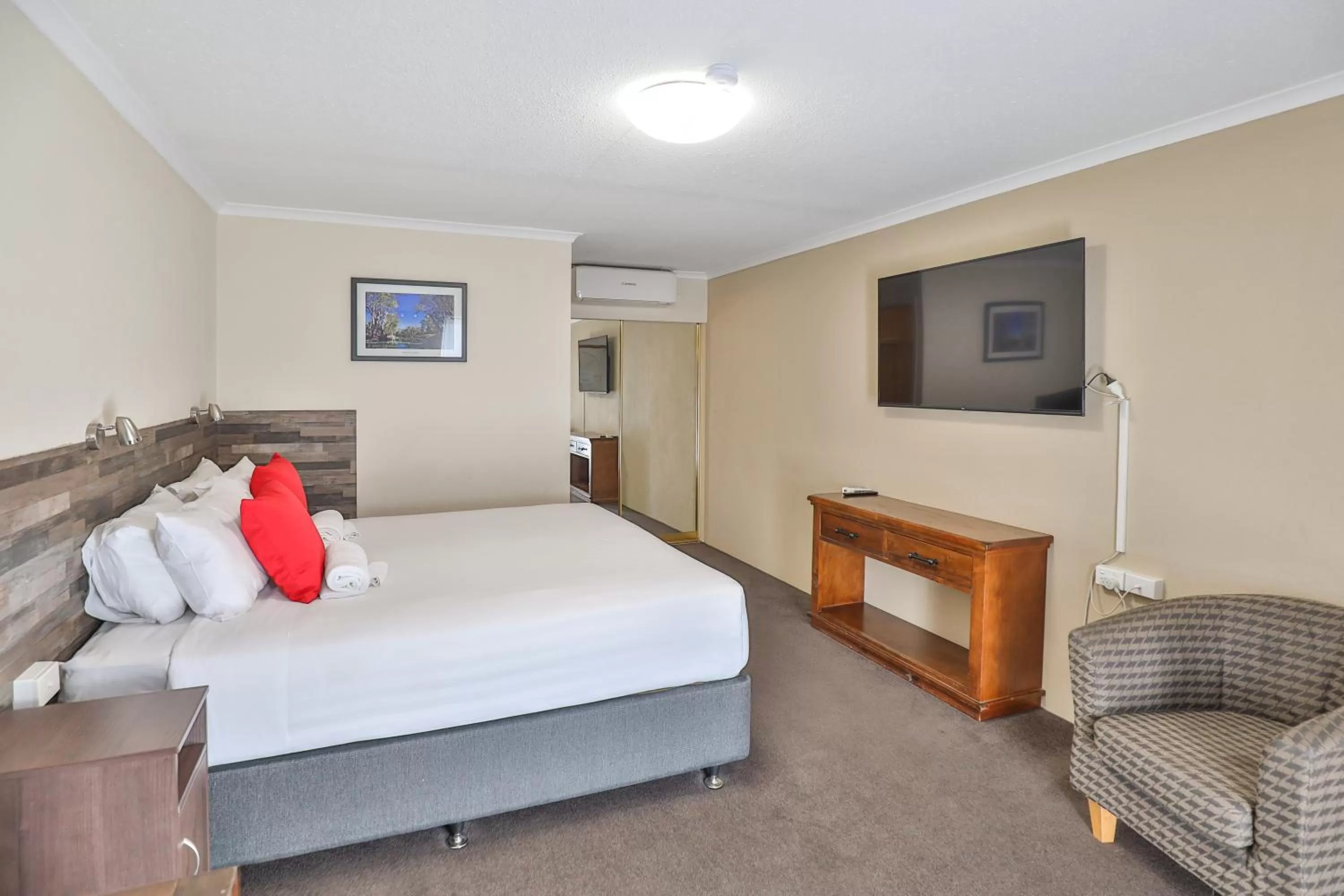 Photo of the whole room, Bed in Boulevard Motor Inn Mildura