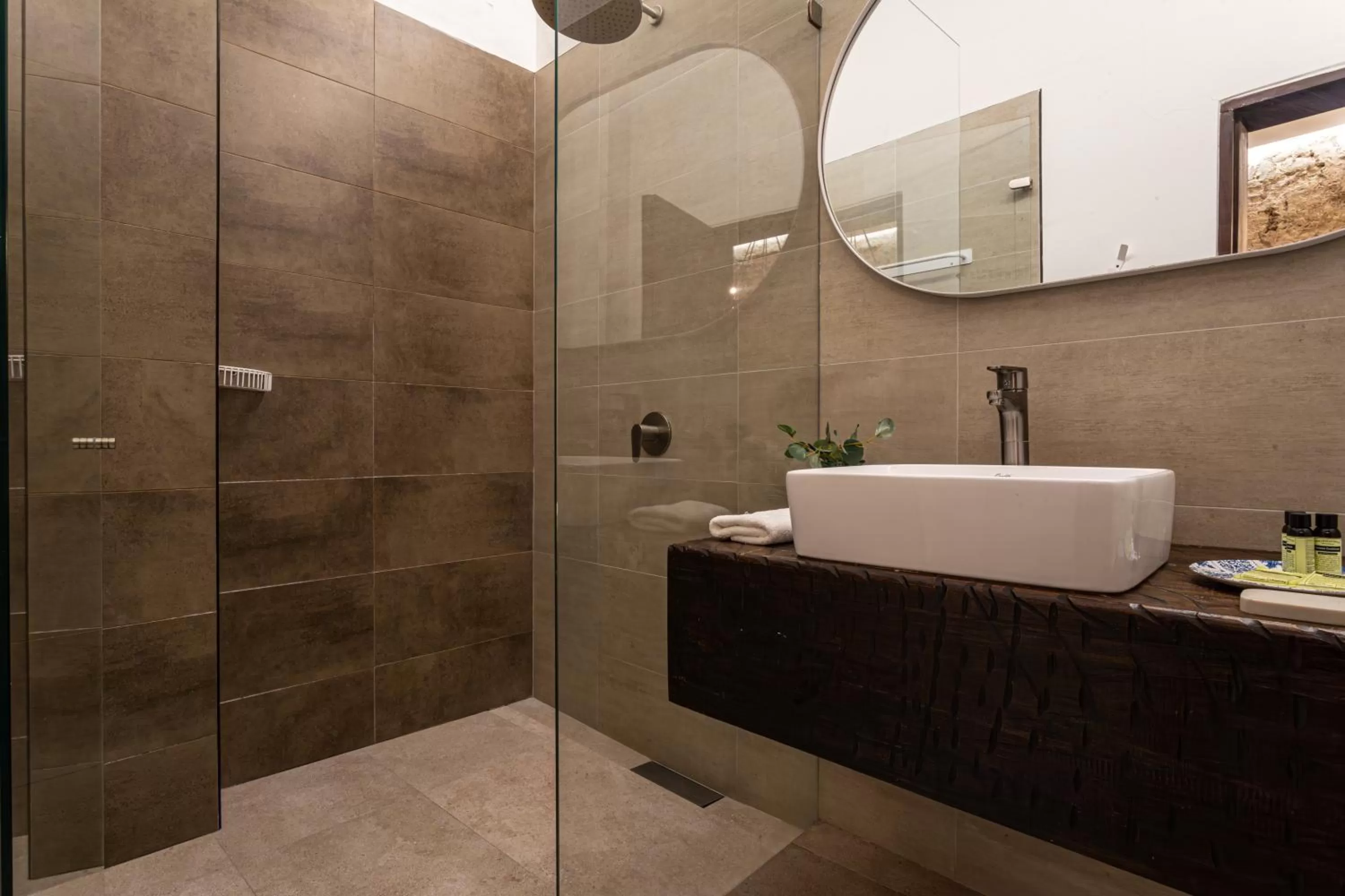 Shower in Soy Local Insignia