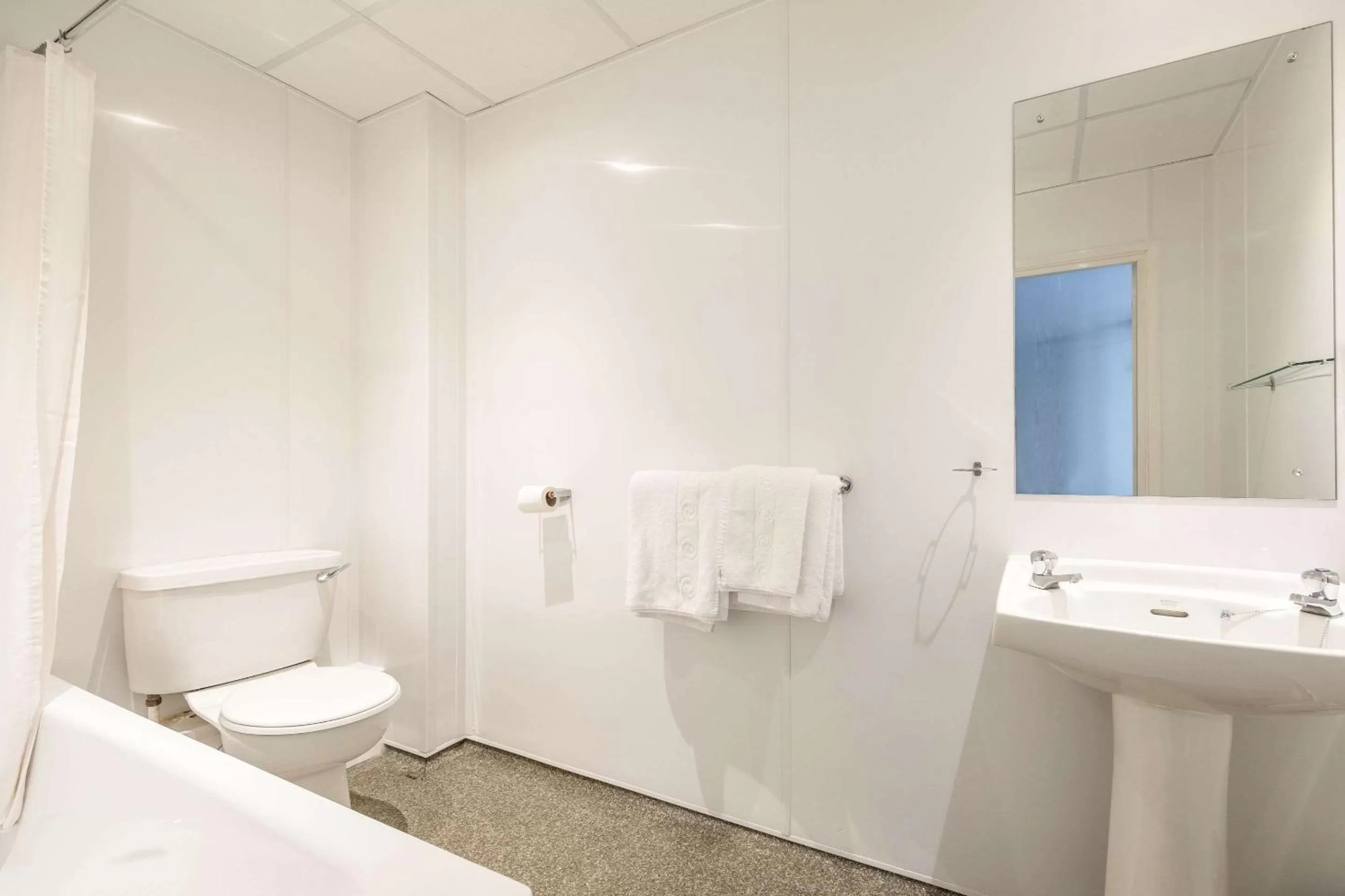 Bathroom in Comfort Inn Birmingham