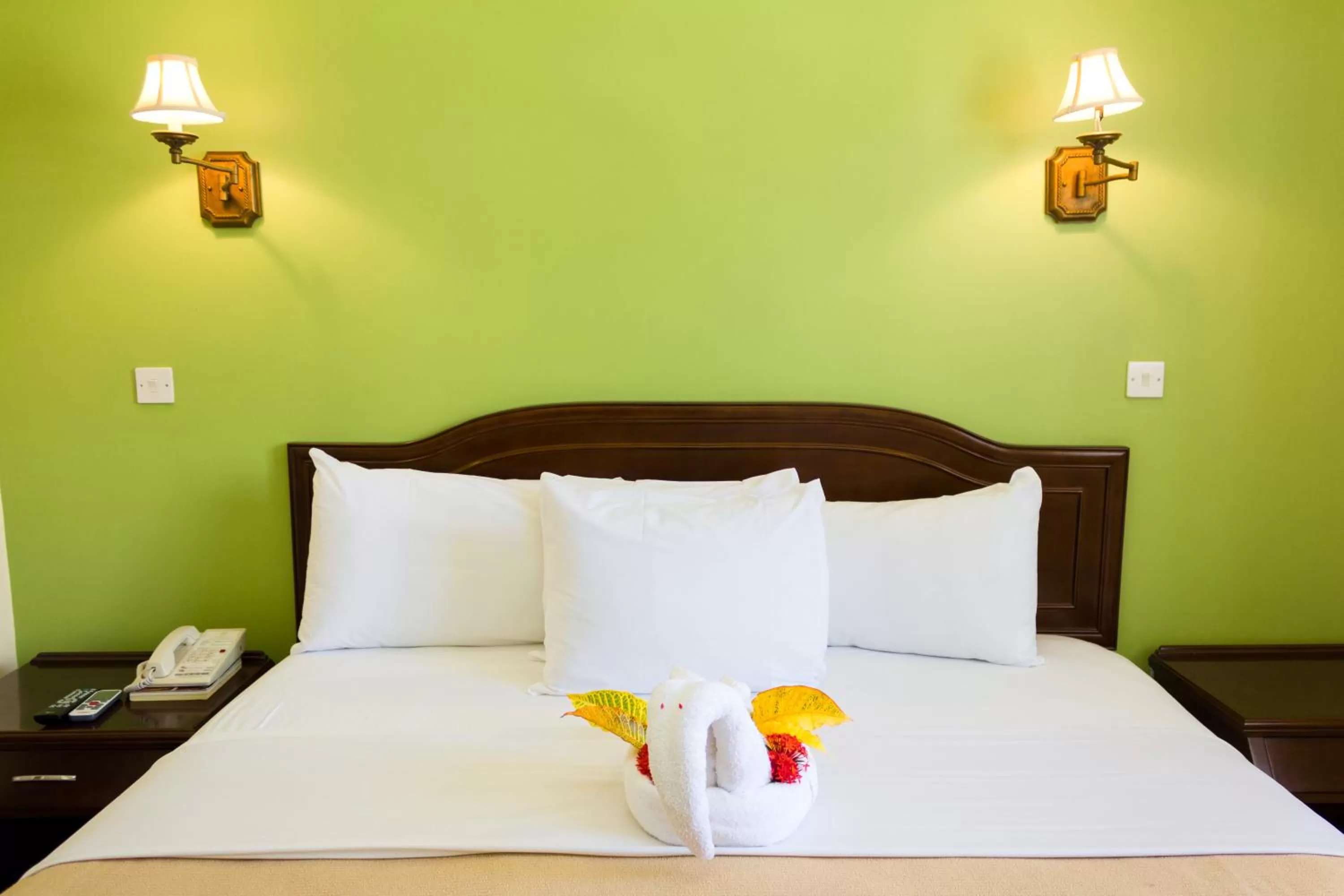 Bedroom, Bed in Bay Gardens Hotel