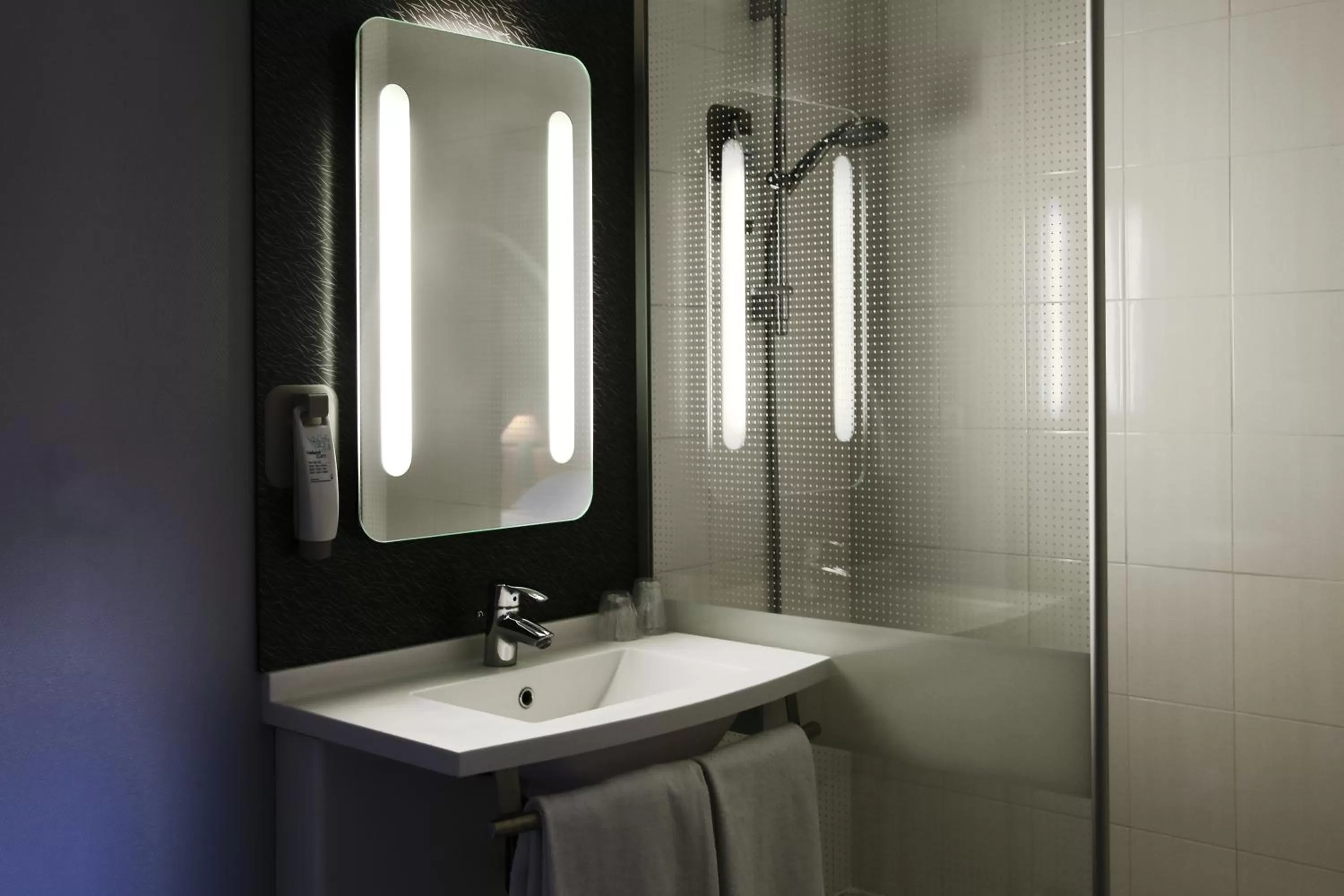 Shower in ibis Orange Centre Echangeur A7 A9