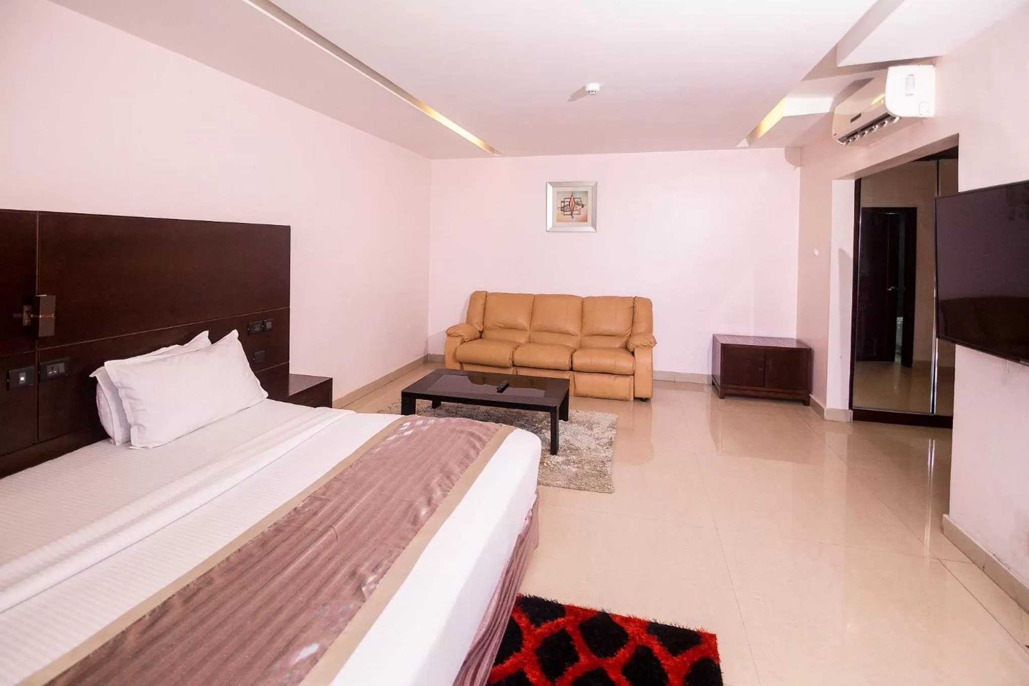 Bedroom, Bed in Noble House Hotel