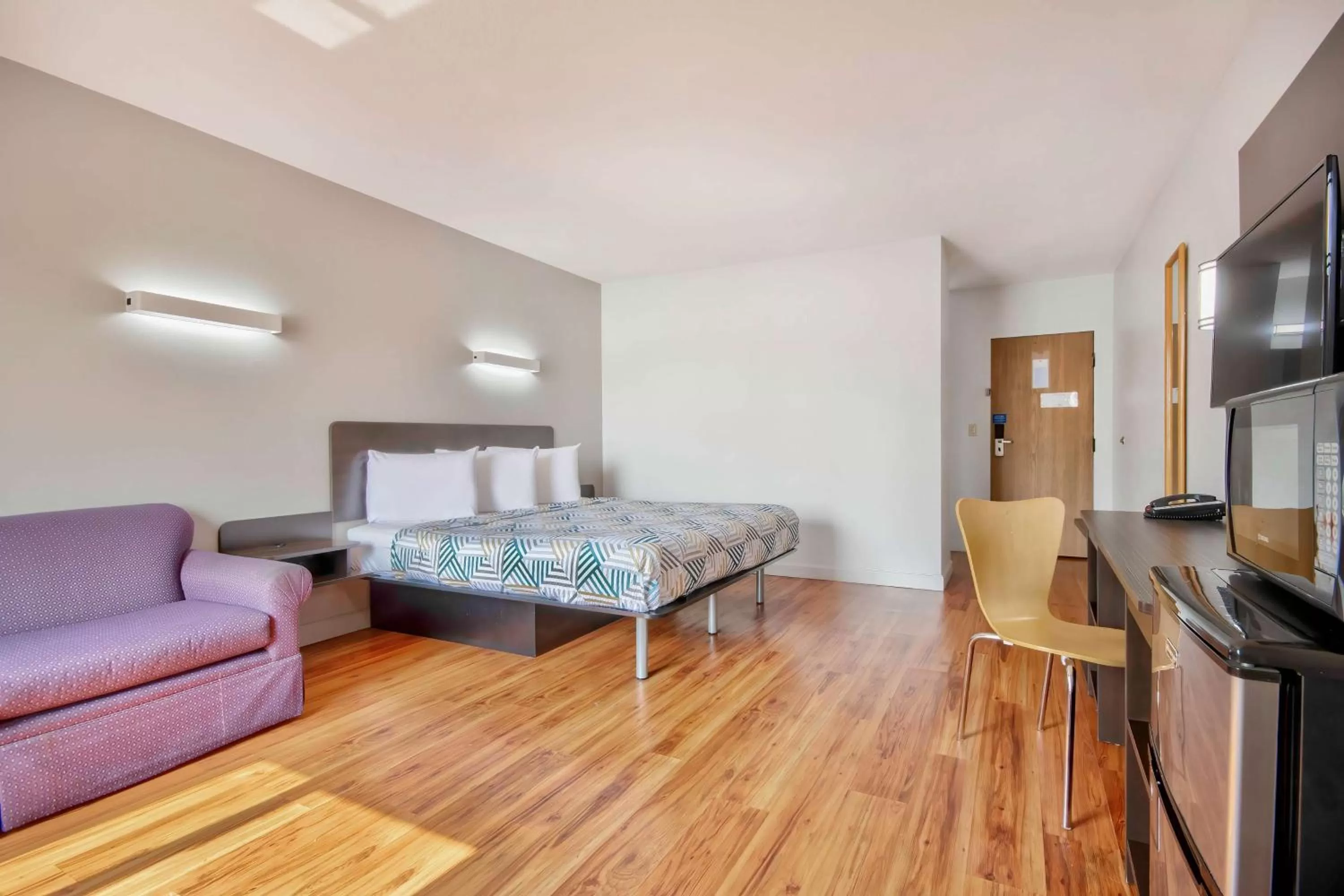 Bedroom, Bed in Motel 6-Springfield, OH