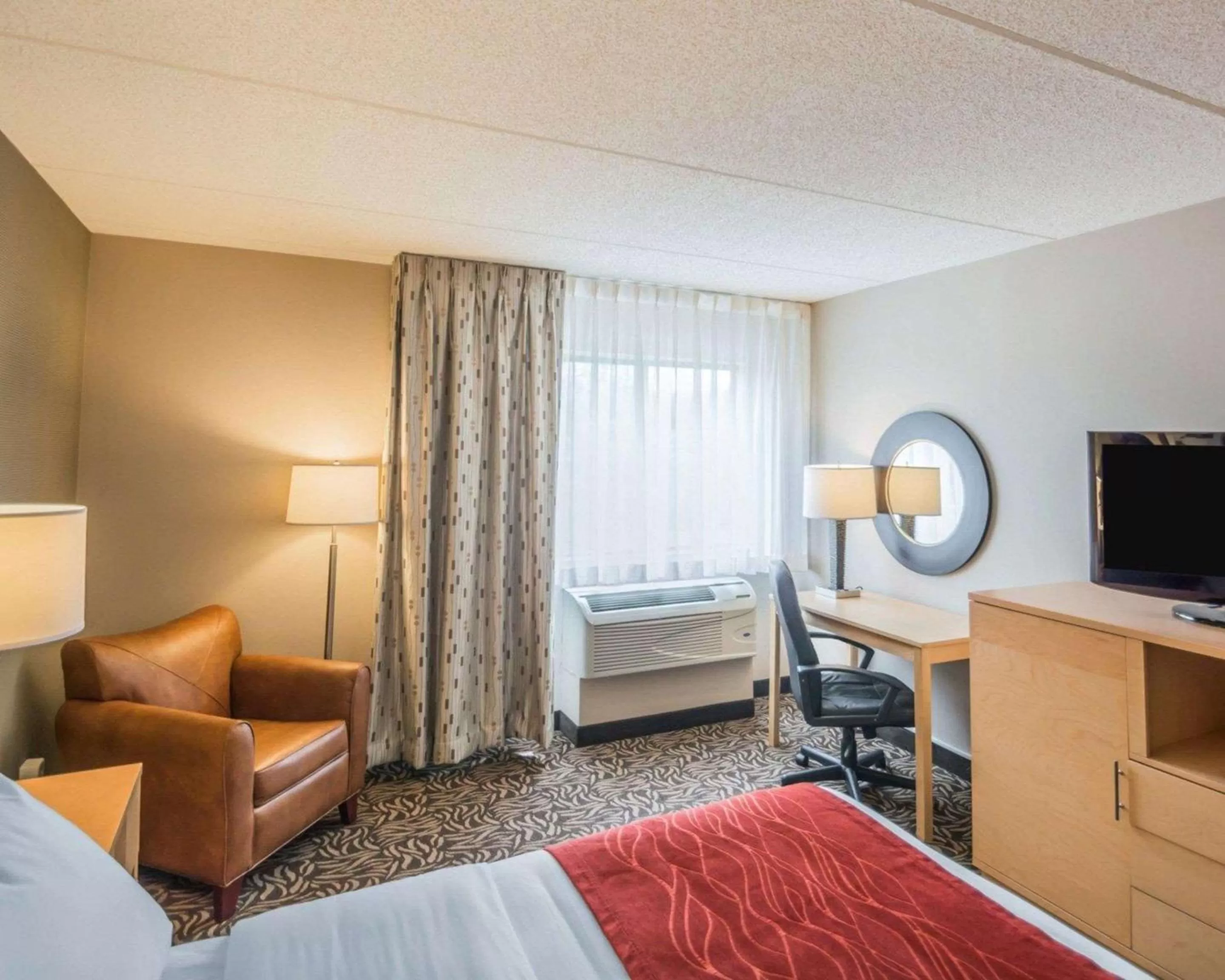 Photo of the whole room, Bed in Comfort Inn - NYS Fairgrounds