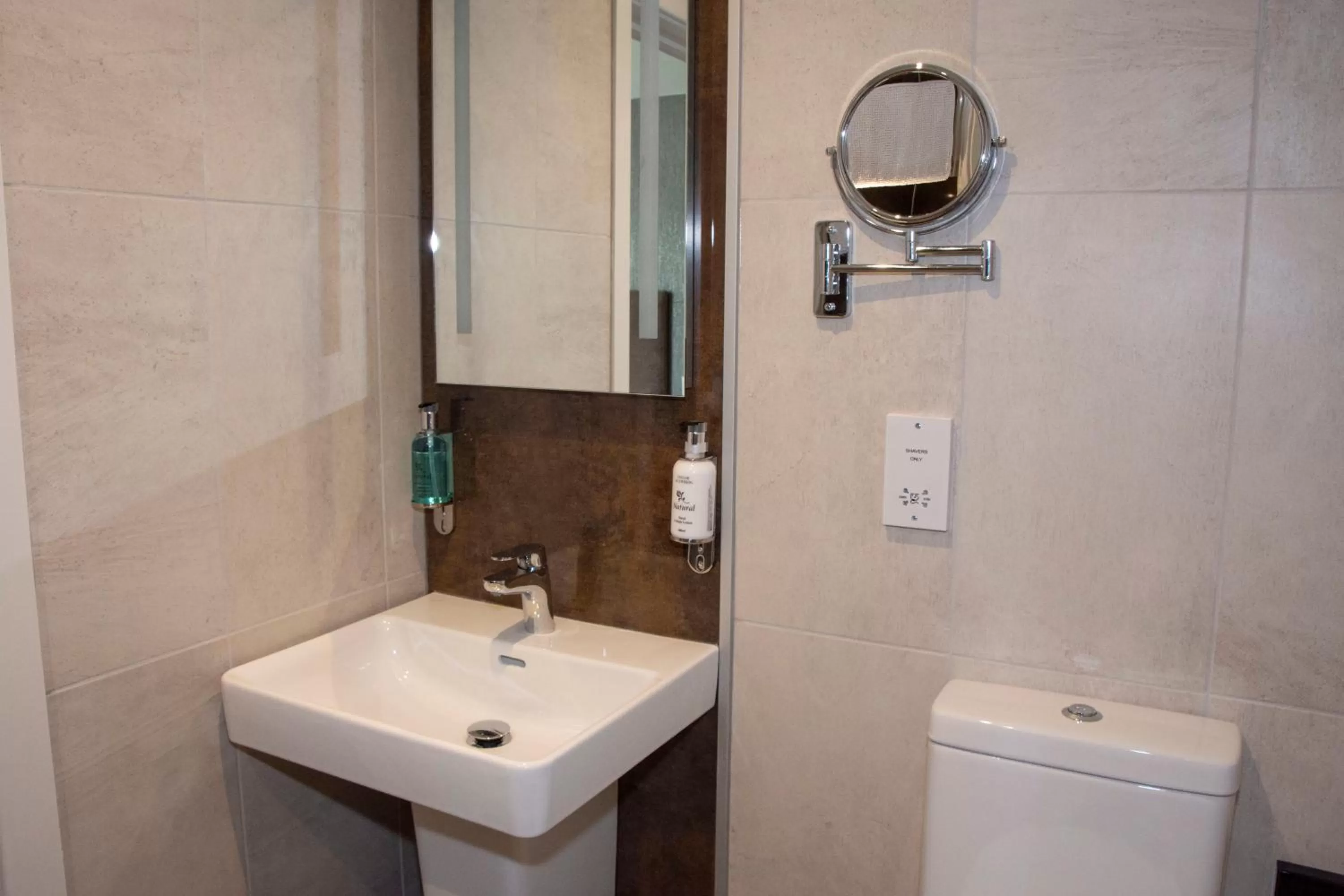 Bathroom in Rose and Crown