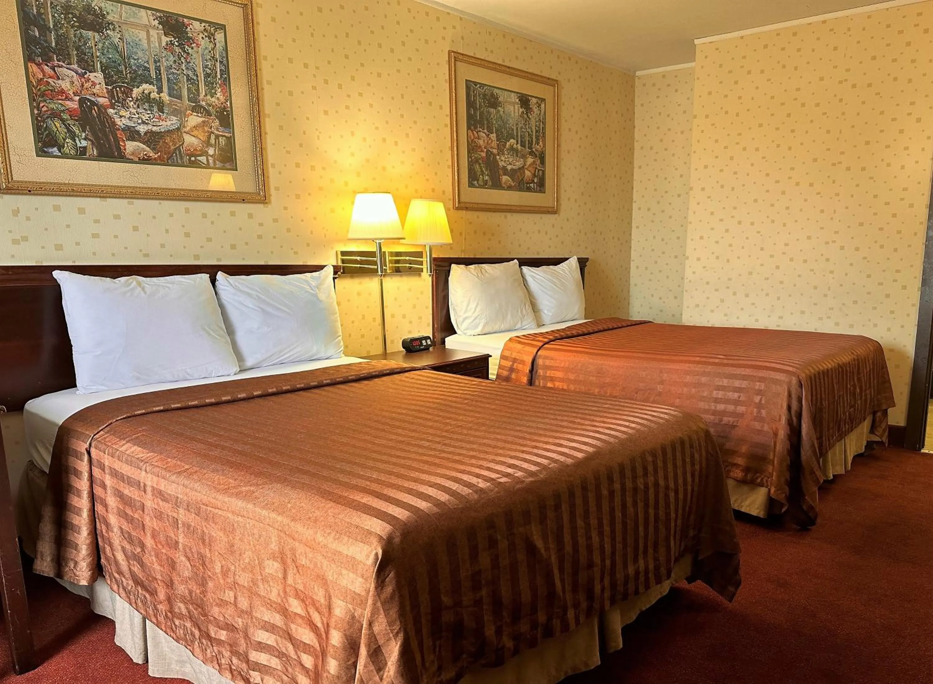 Guests, Bed in Travelodge by Wyndham Seymour