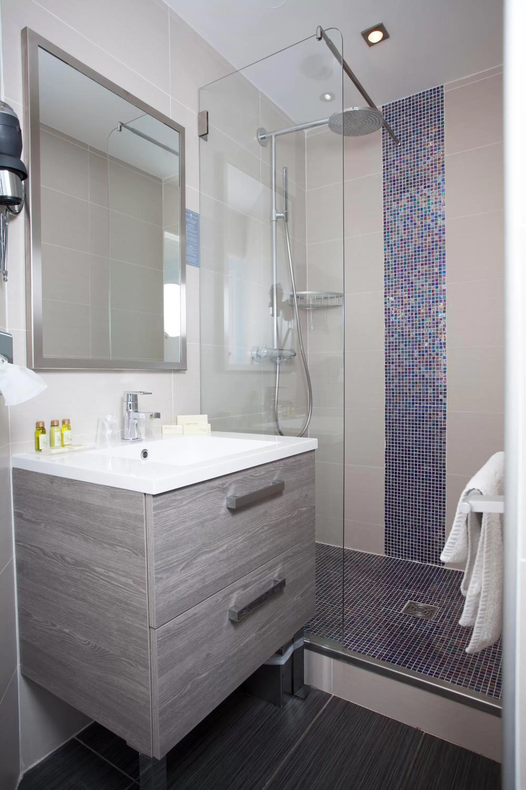 Shower in Hôtel Baptistin