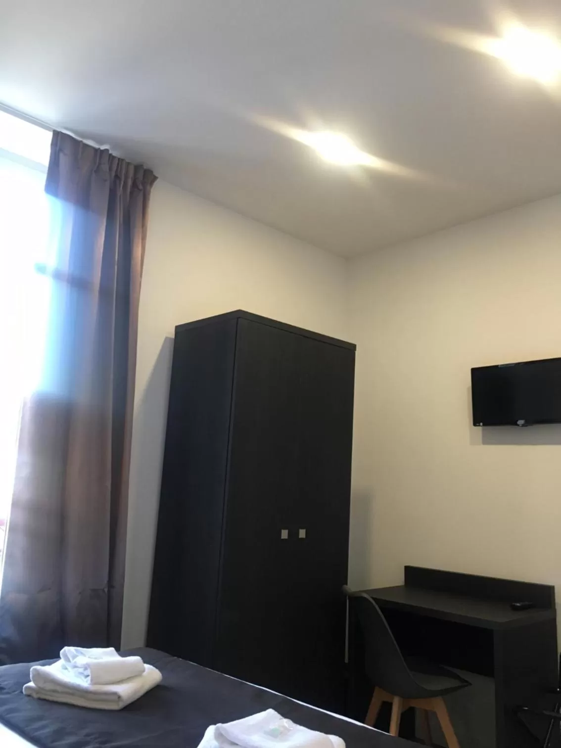 Photo of the whole room, Bed in Hôtel Le Biarritz - Vichy