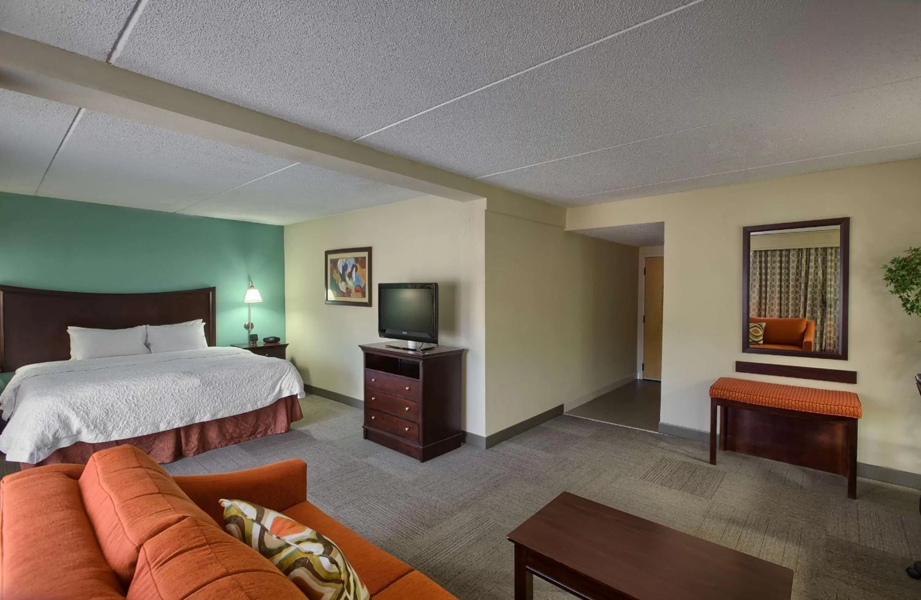 Living room, Bed in Hampton Inn Raleigh/Garner