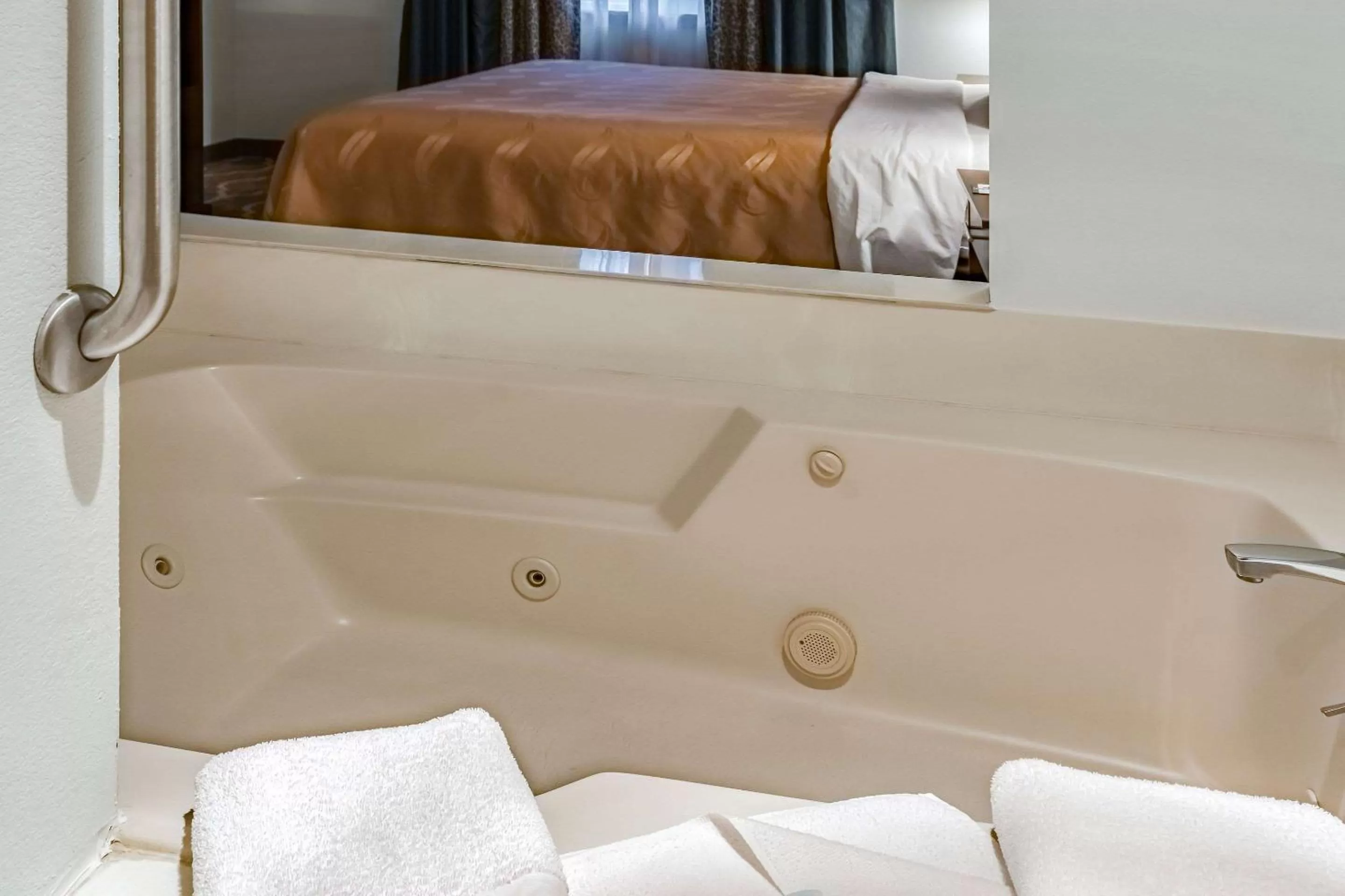 Photo of the whole room, Bed in Quality Inn & Suites Vancouver North