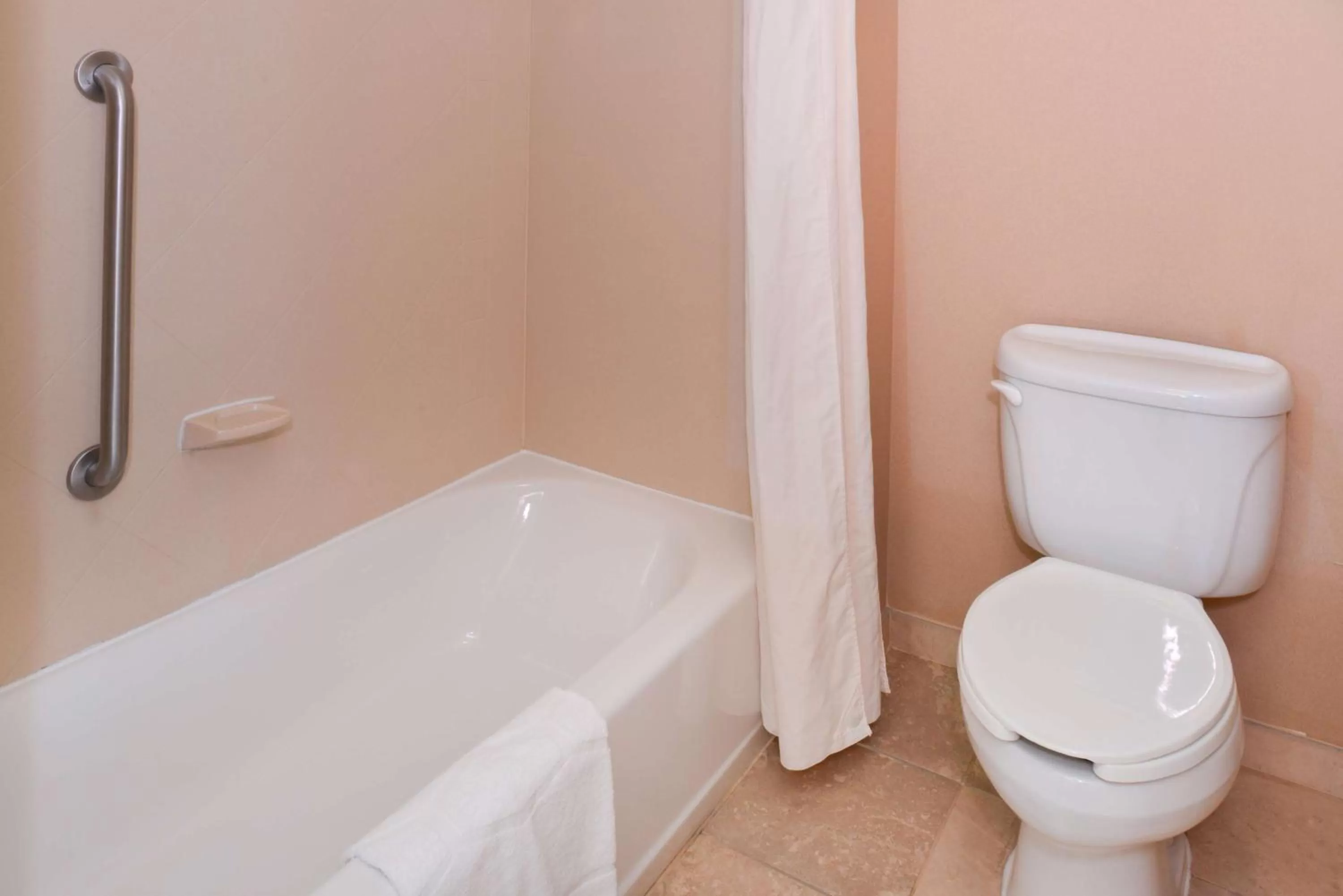 Bathroom in Hampton Inn by Hilton Litchfield