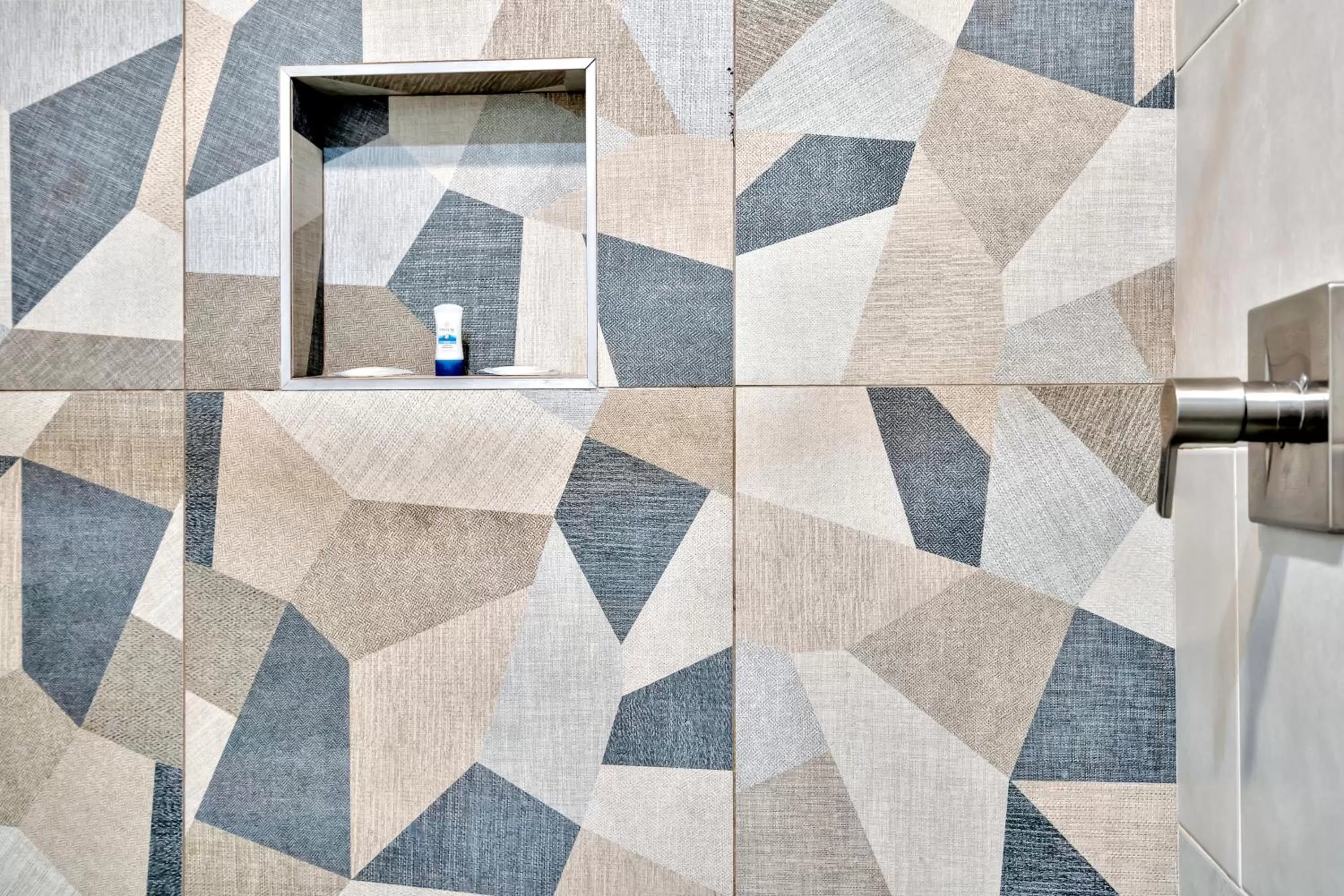 Shower, Bathroom in Royal Hawaiian Inn - Mid City, Los Angeles