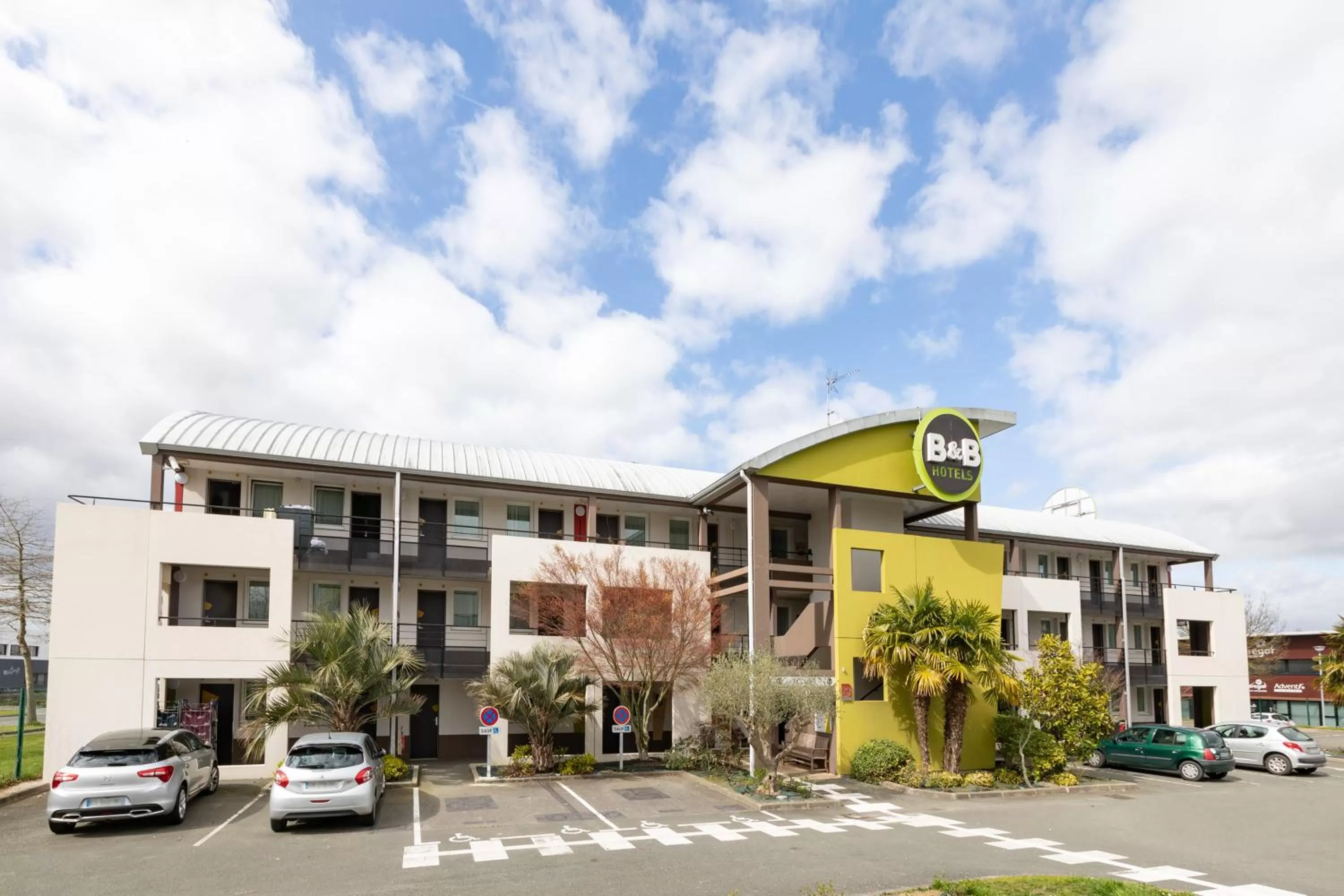 Facade/entrance in B&B HOTEL Laval Changé