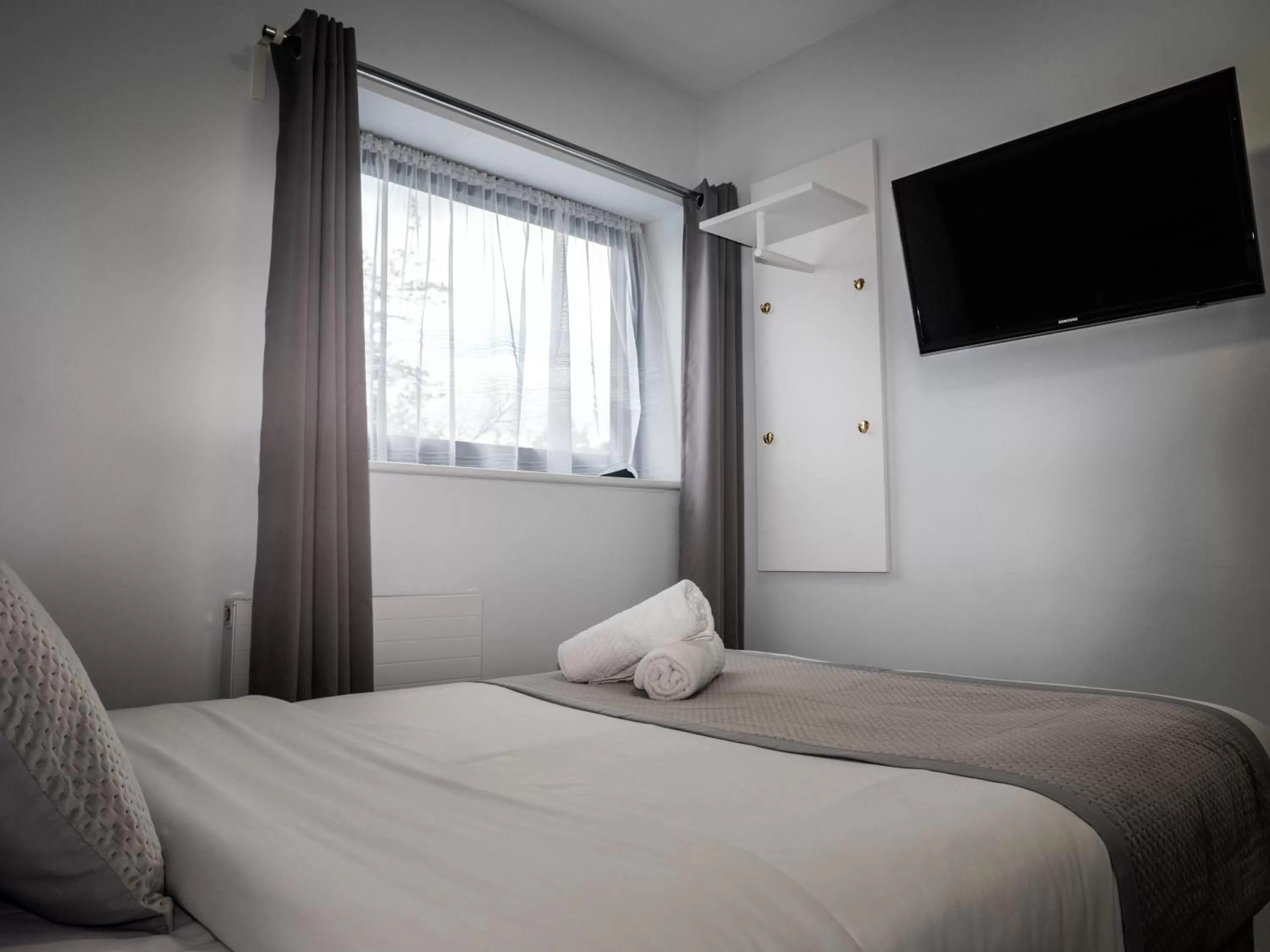 Bedroom, Bed in Sky Nights Hotel London Heathrow