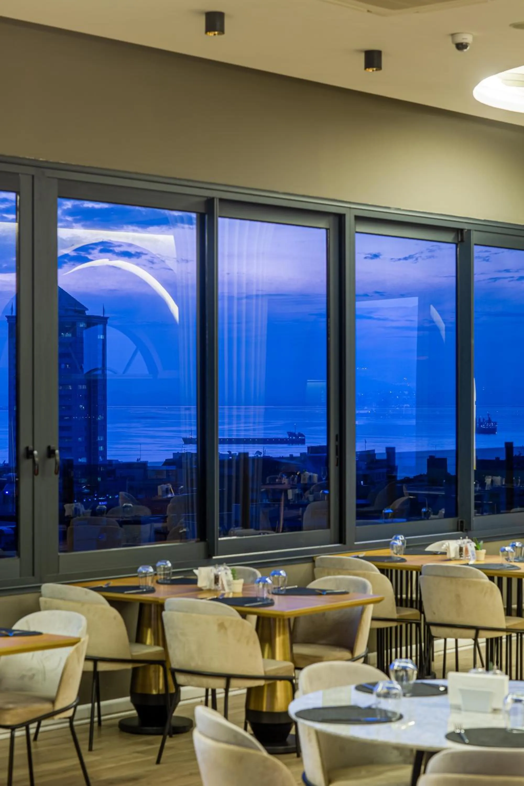 Restaurant/places to eat in DoubleTree by Hilton Izmir - Alsancak