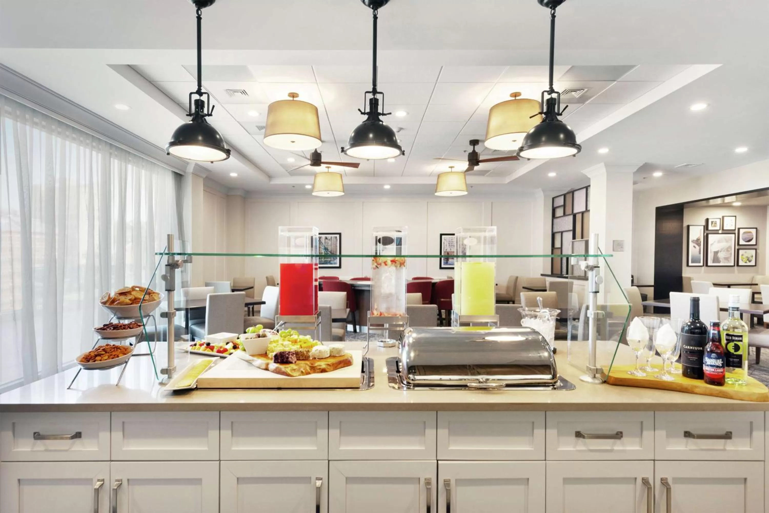 Dining area in Homewood Suites by Hilton Providence Downtown