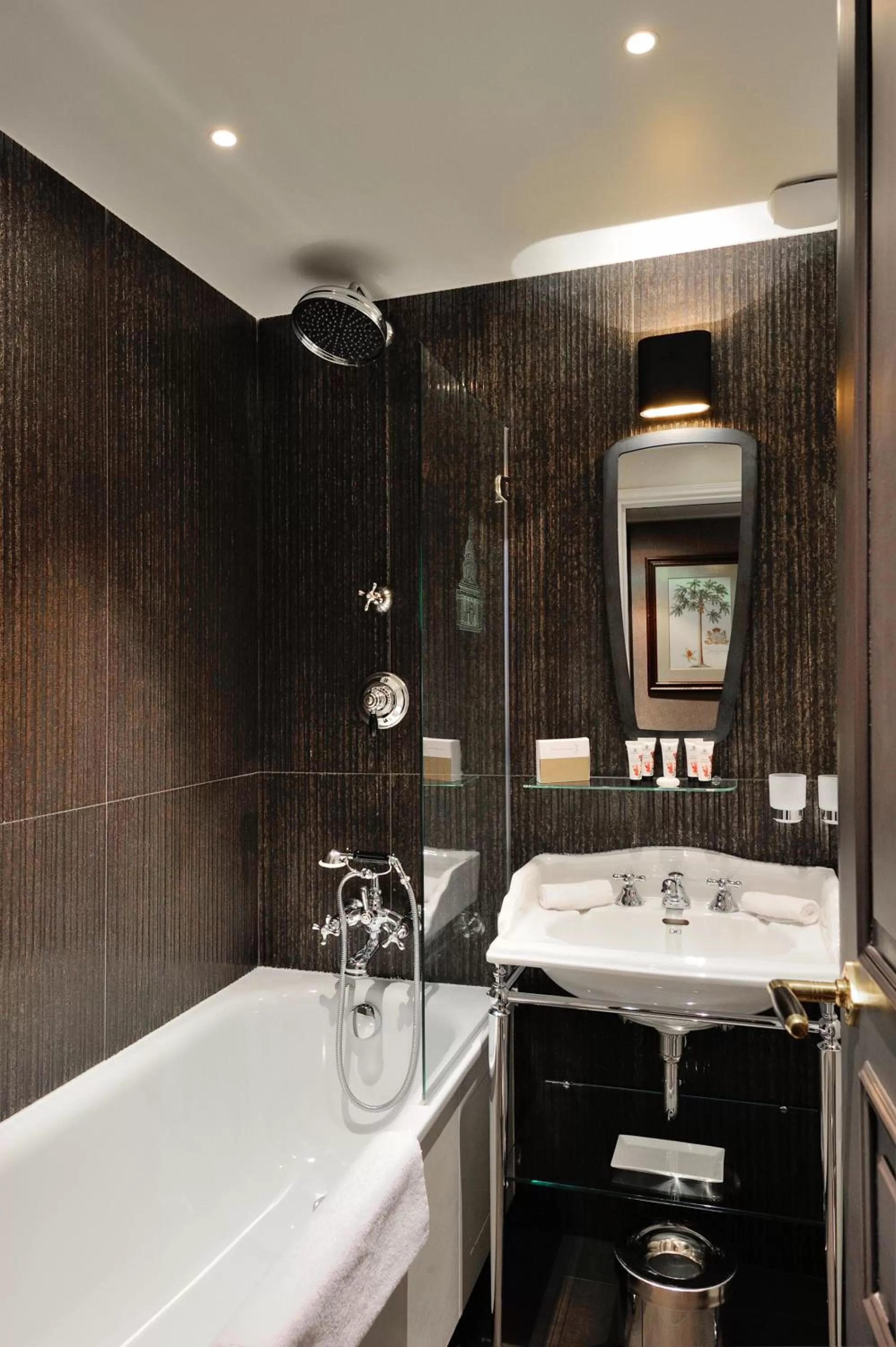 Bathroom in Hôtel Les Dames du Panthéon