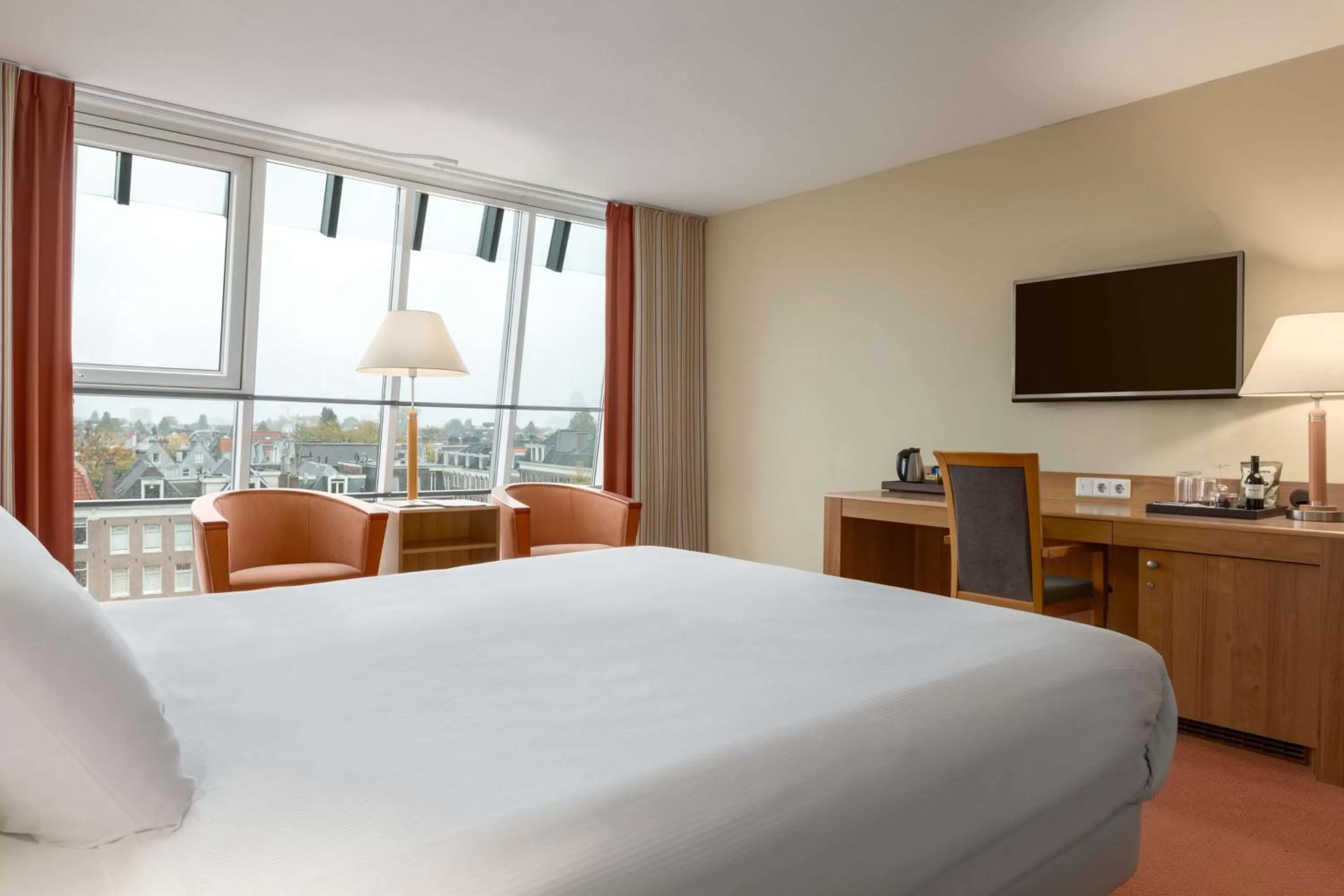 Photo of the whole room, Bed in NH Amsterdam Museum Quarter