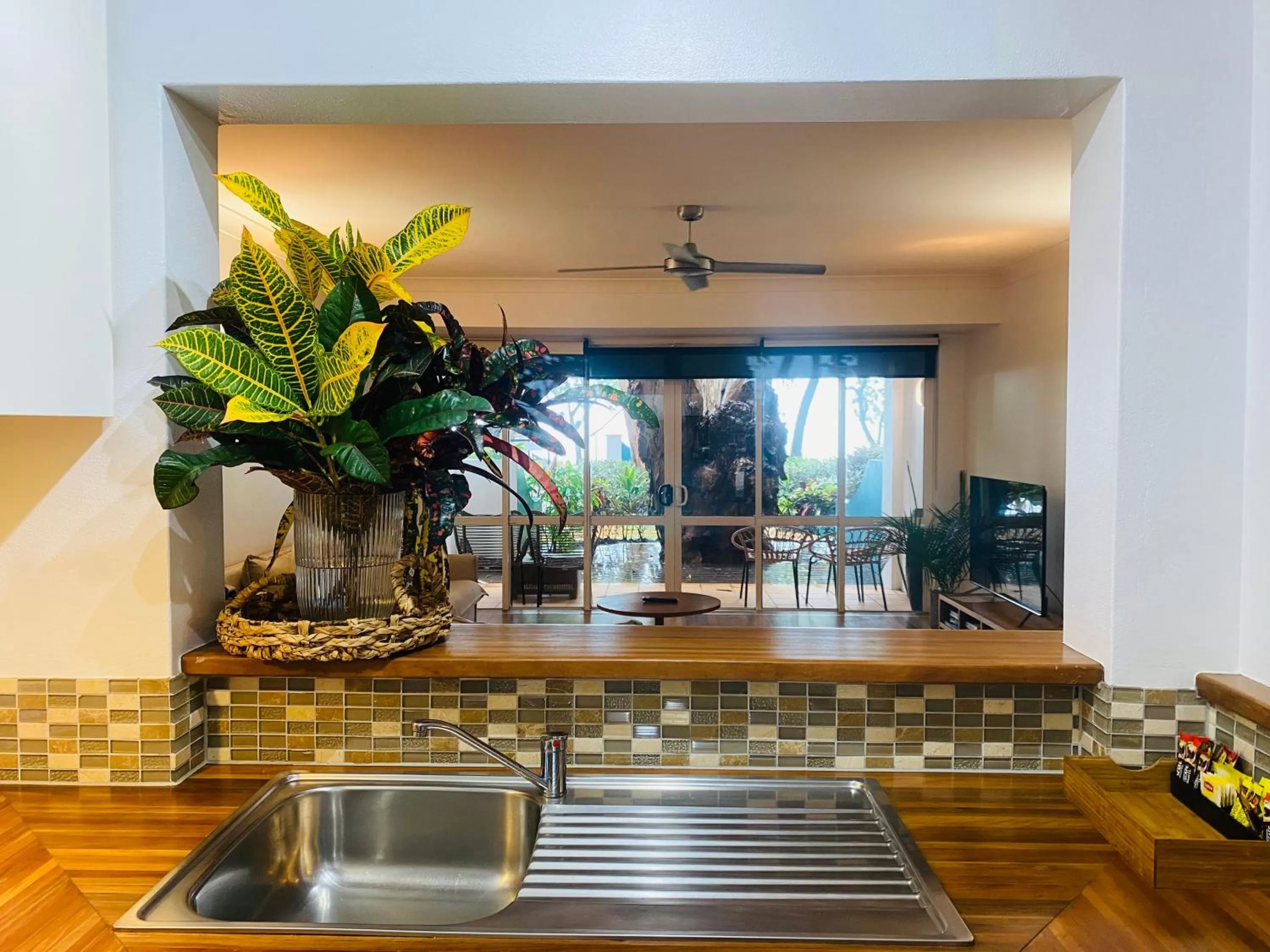 Kitchen or kitchenette in BeachView Apartments at Villa Paradiso