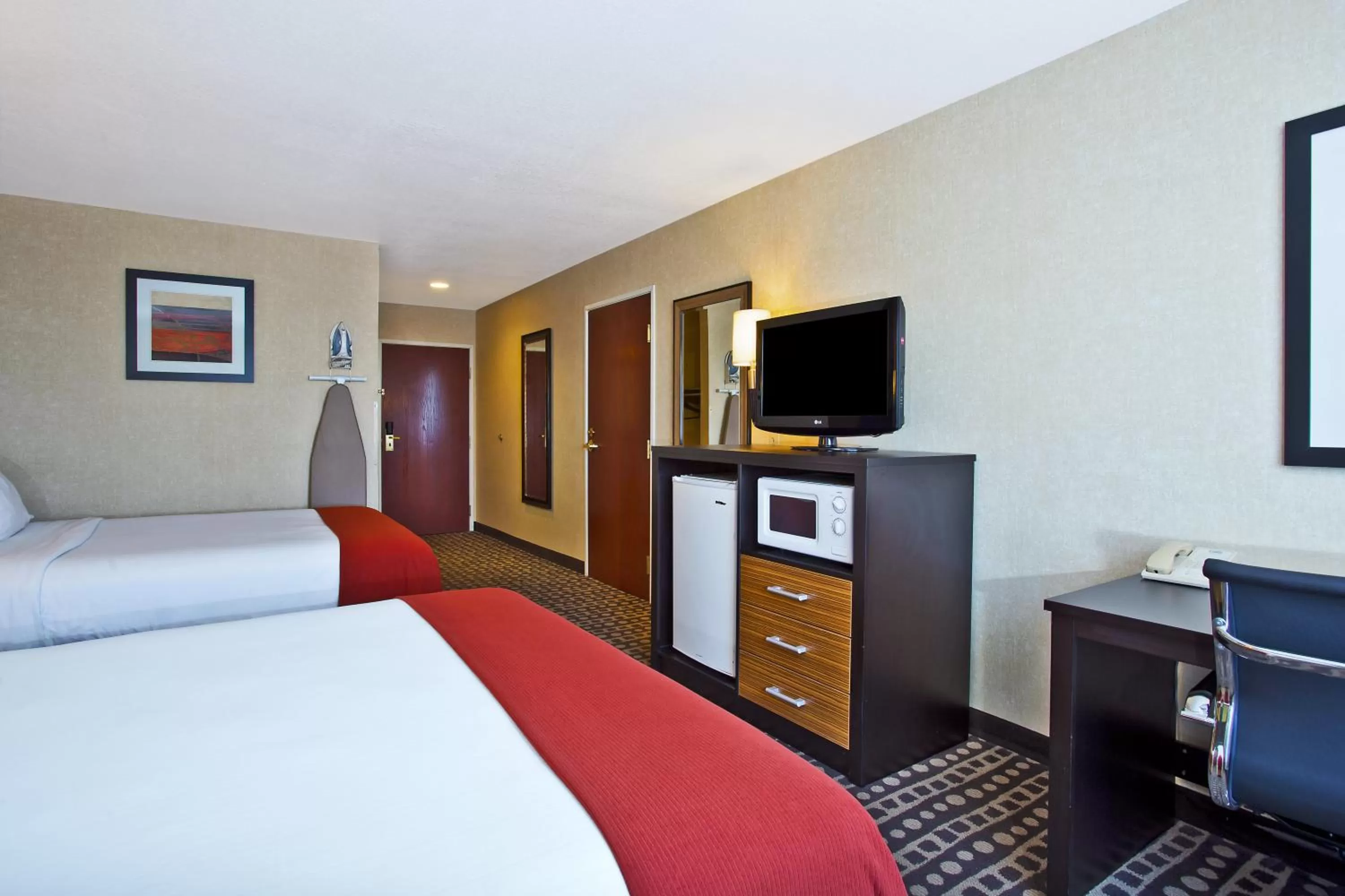 Photo of the whole room, Bed in Holiday Inn Express Hotel & Suites Wabash by IHG
