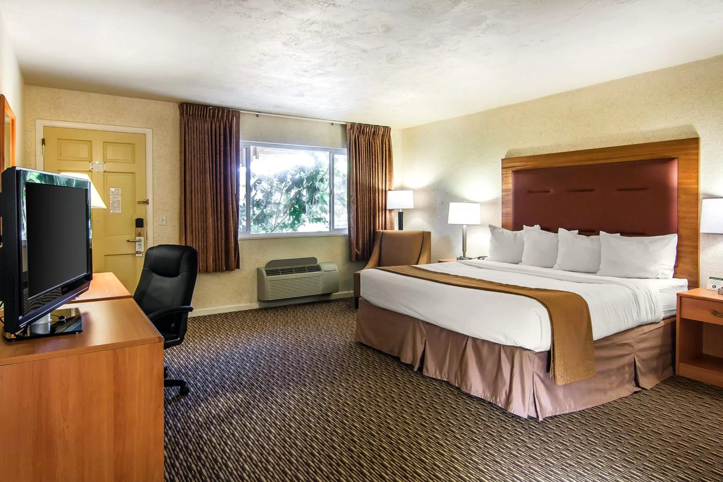 Bedroom, Bed in Quality Inn & Suites at Coos Bay