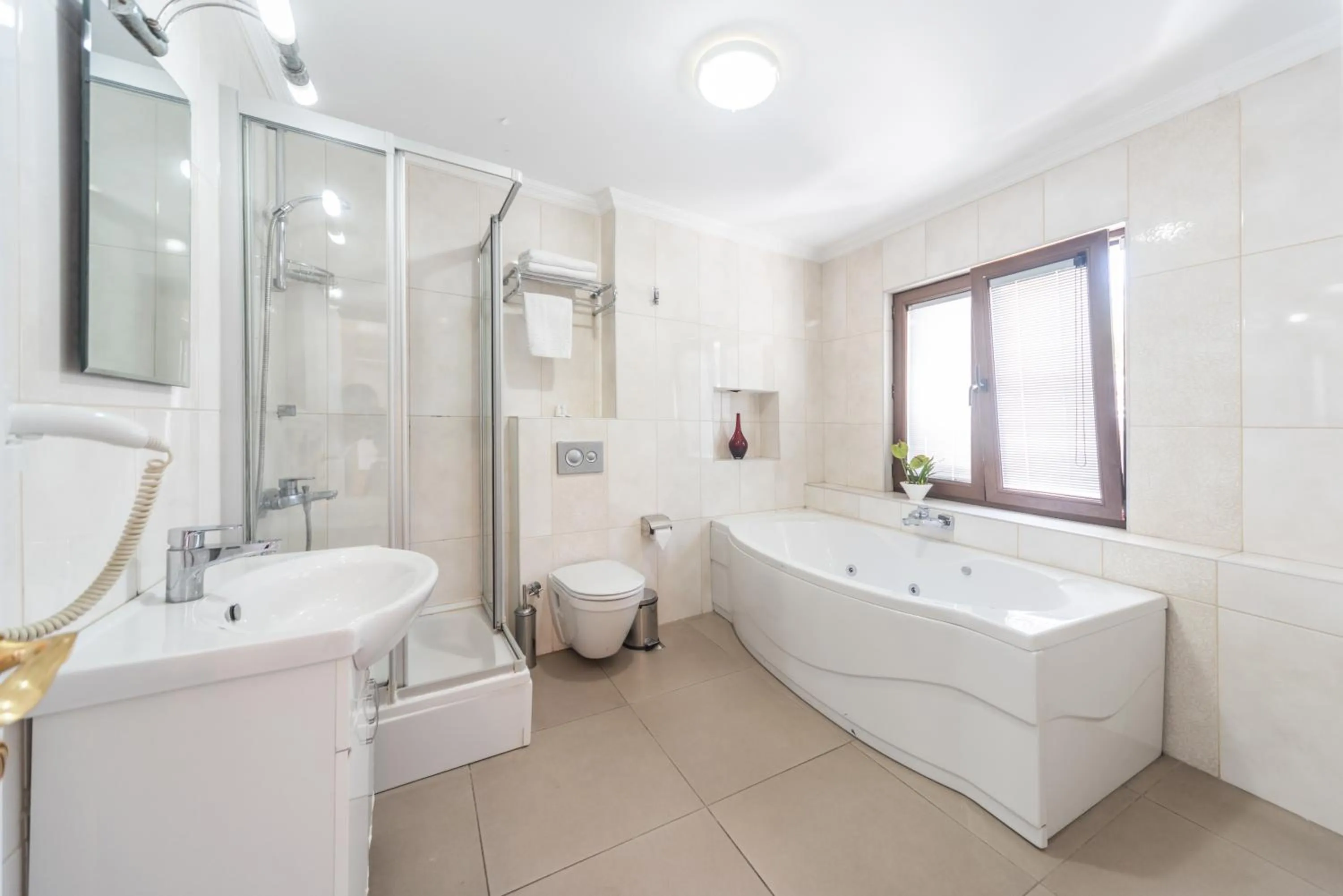 Shower in Tayahatun Hotel