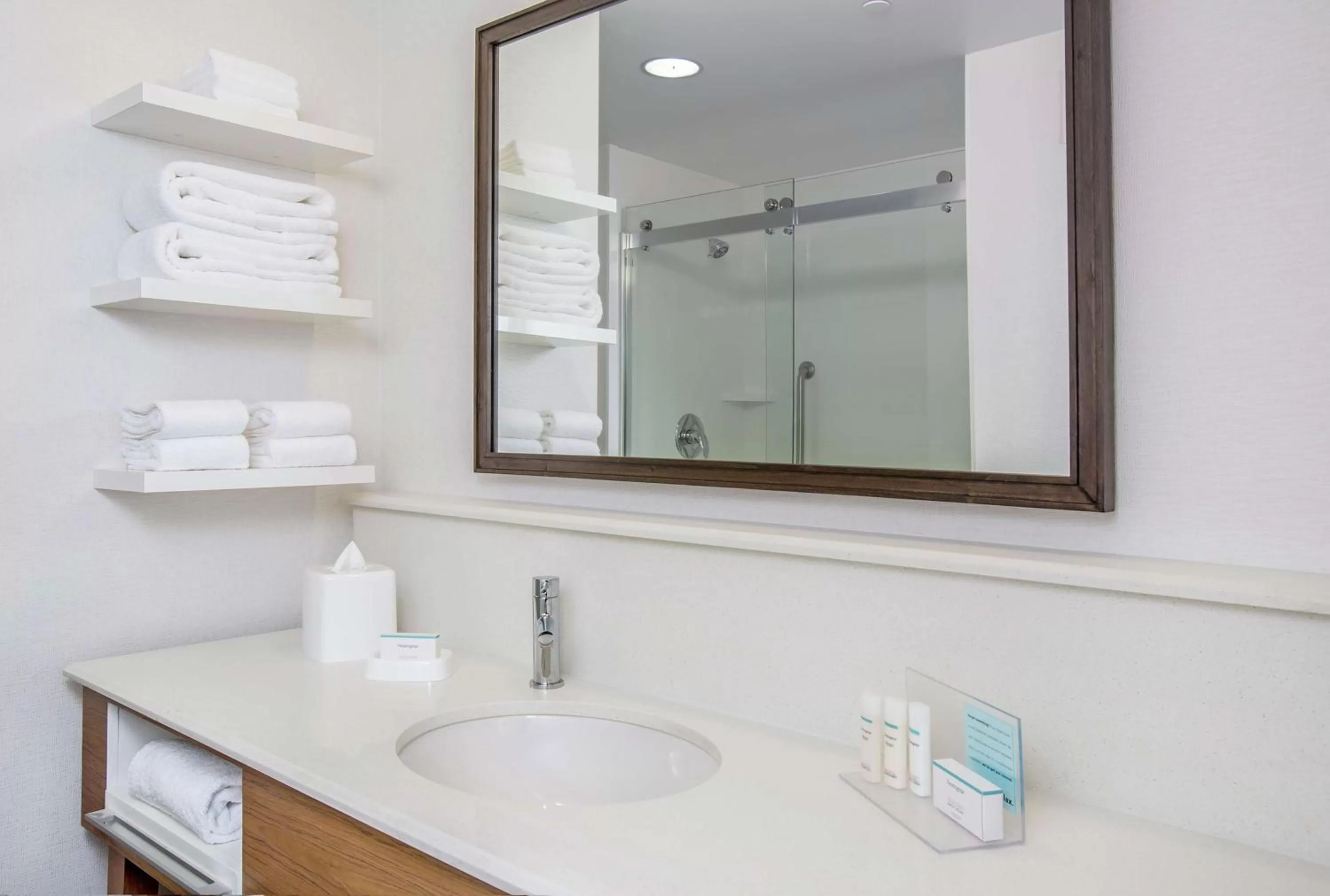 Shower in Hampton Inn & Suites Oahu Kapolei - FREE Parking - No Resort Fee