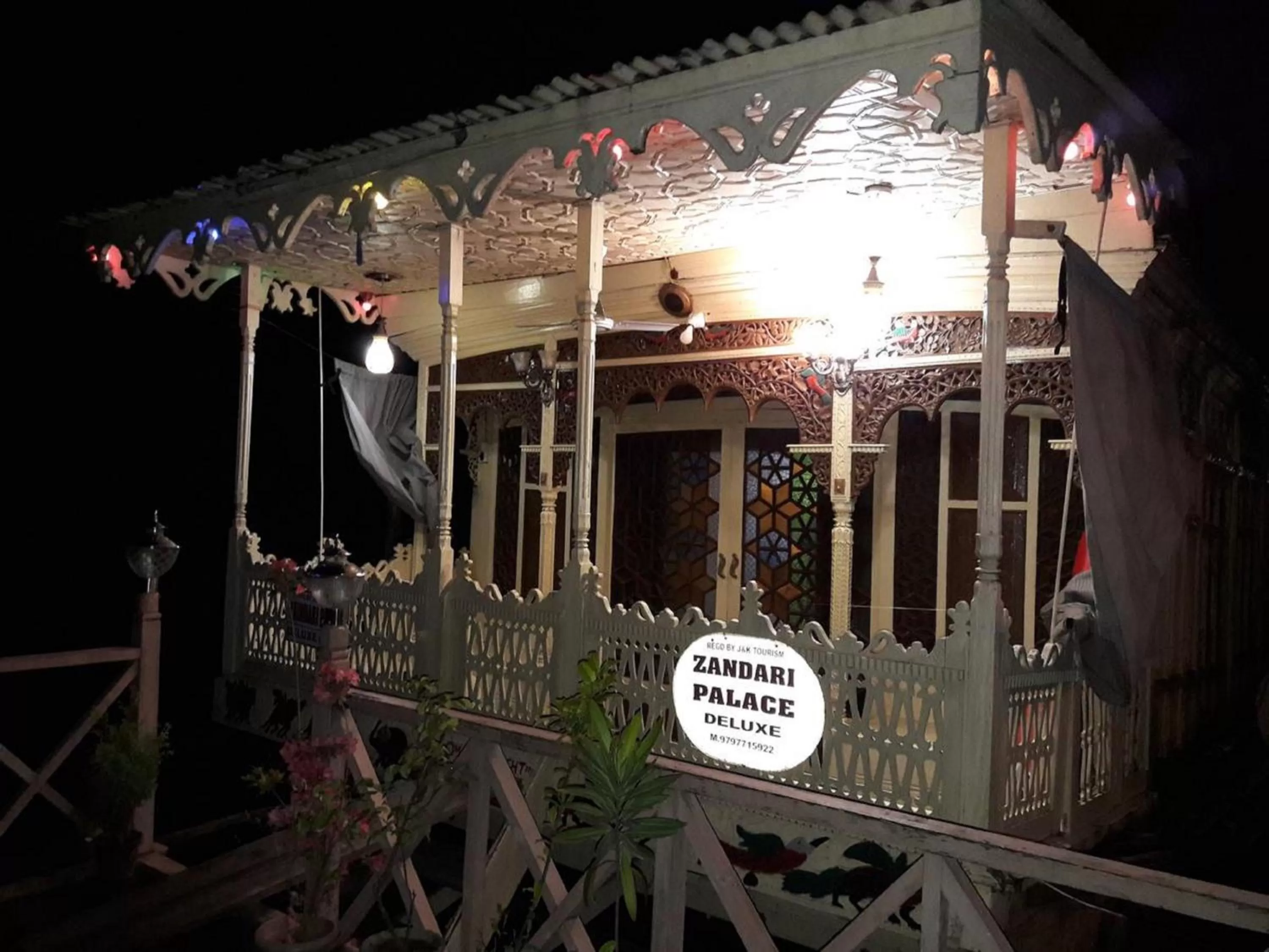 Property building in Houseboat Zaindari Palace