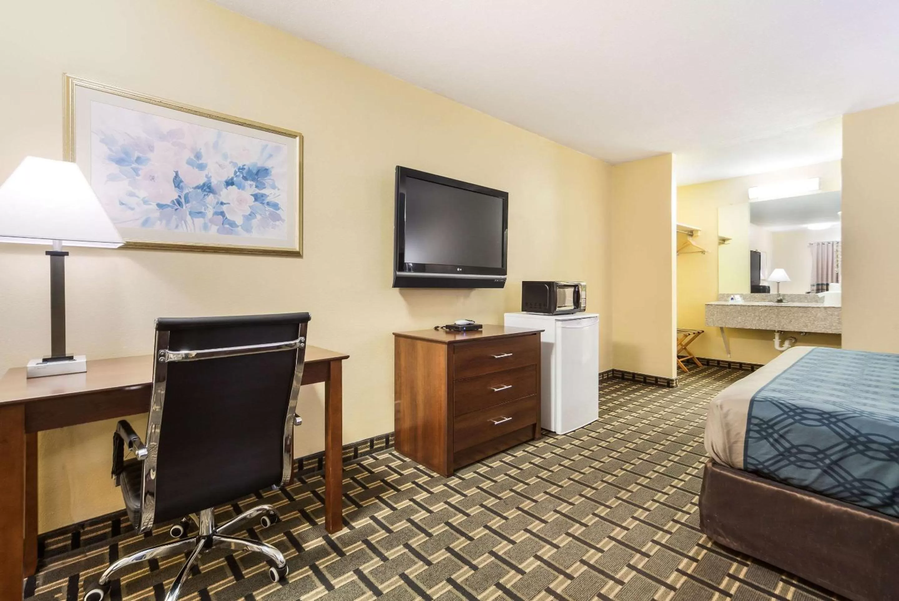 Photo of the whole room, Bed in Rodeway Inn University District