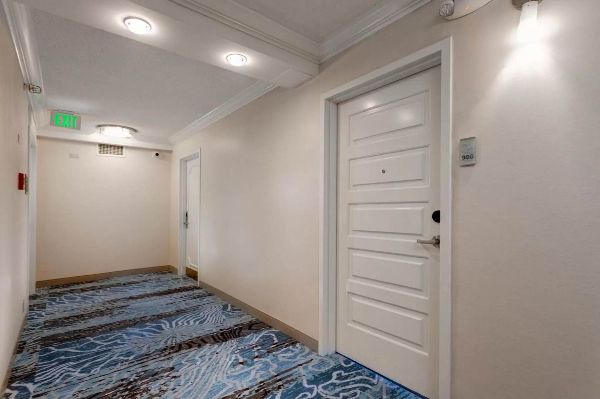 Lobby or reception, Bed in Crowne Plaza Ventura Beach by IHG