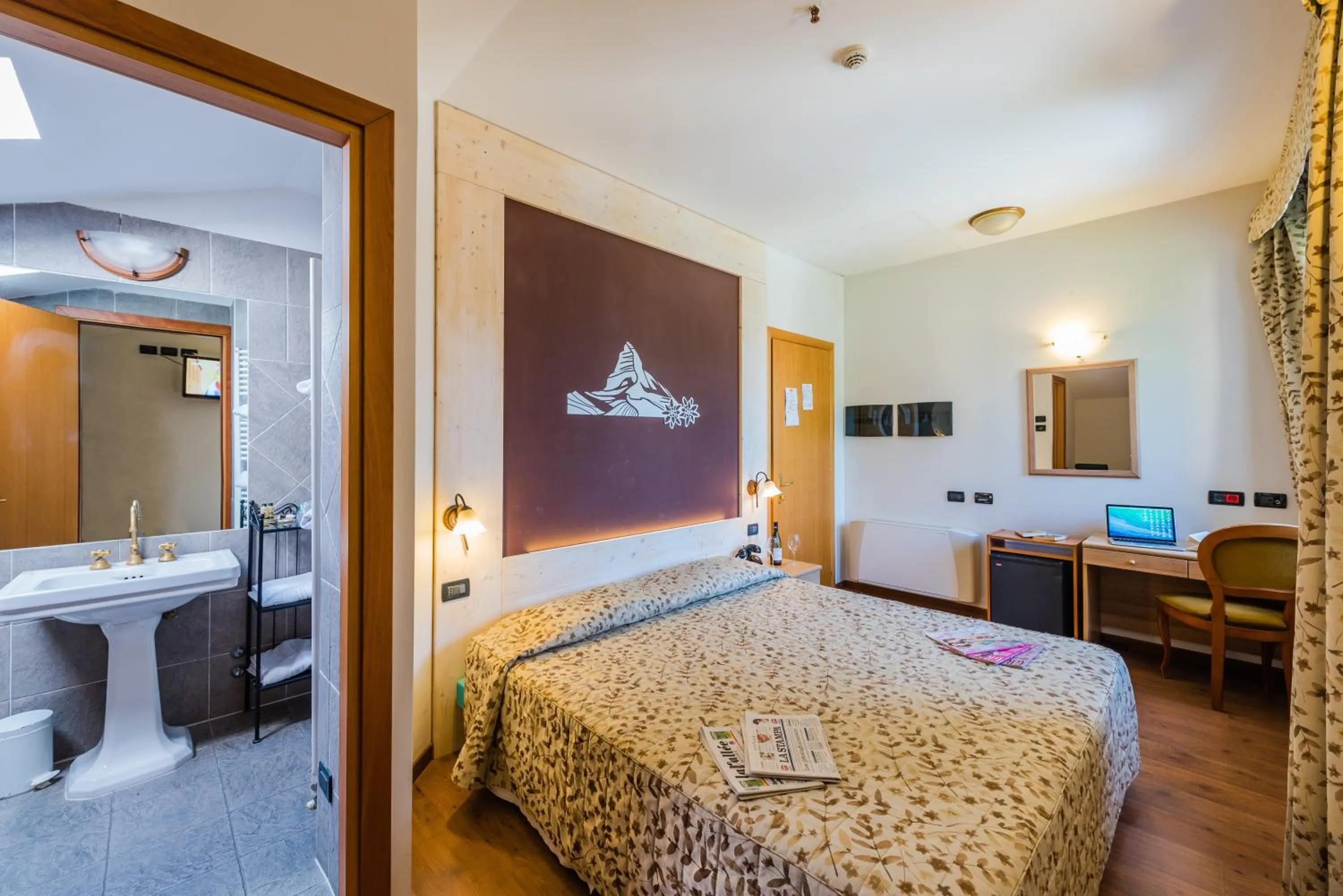 Toilet, Bed in Hotel Au Soleil