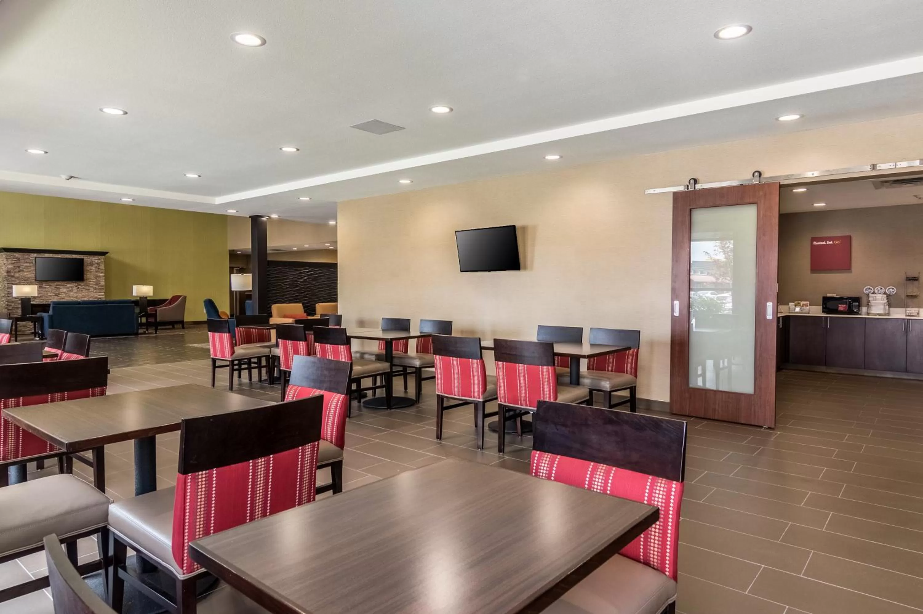 Restaurant/places to eat in Comfort Suites Meridian and I-40