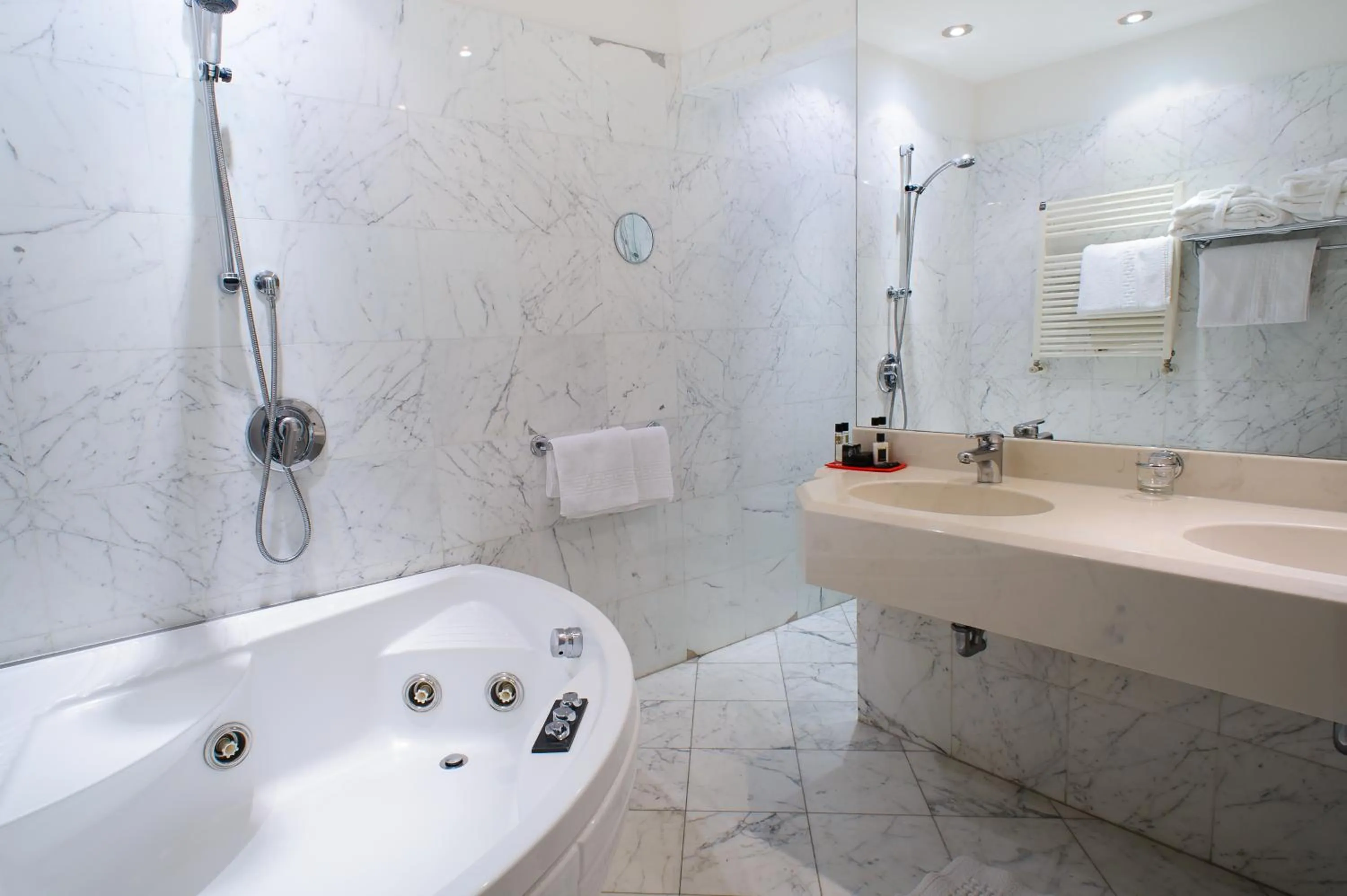 Bathroom in Admiral Art Hotel