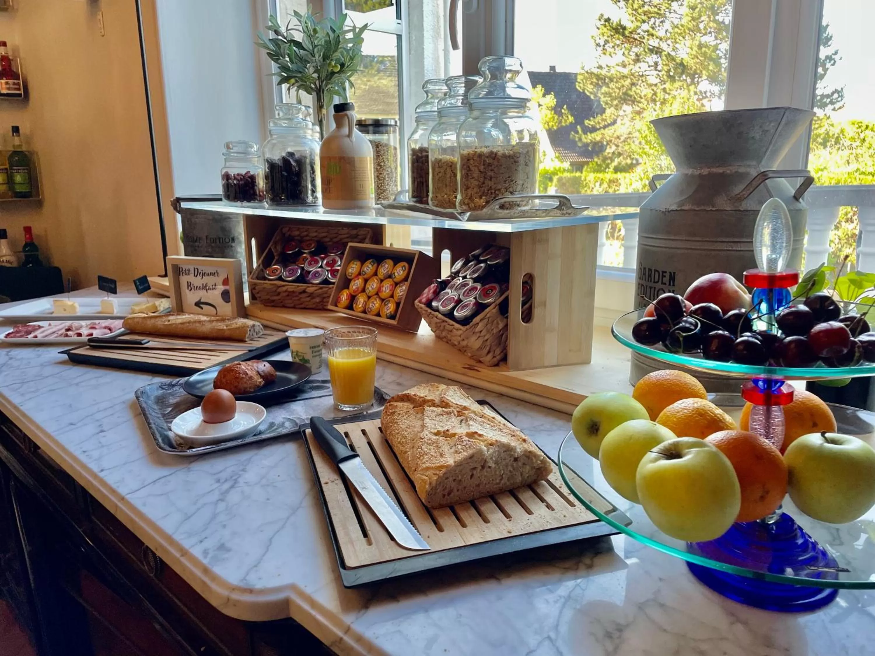 Buffet breakfast in LA VILLA Hôtel-Restaurant