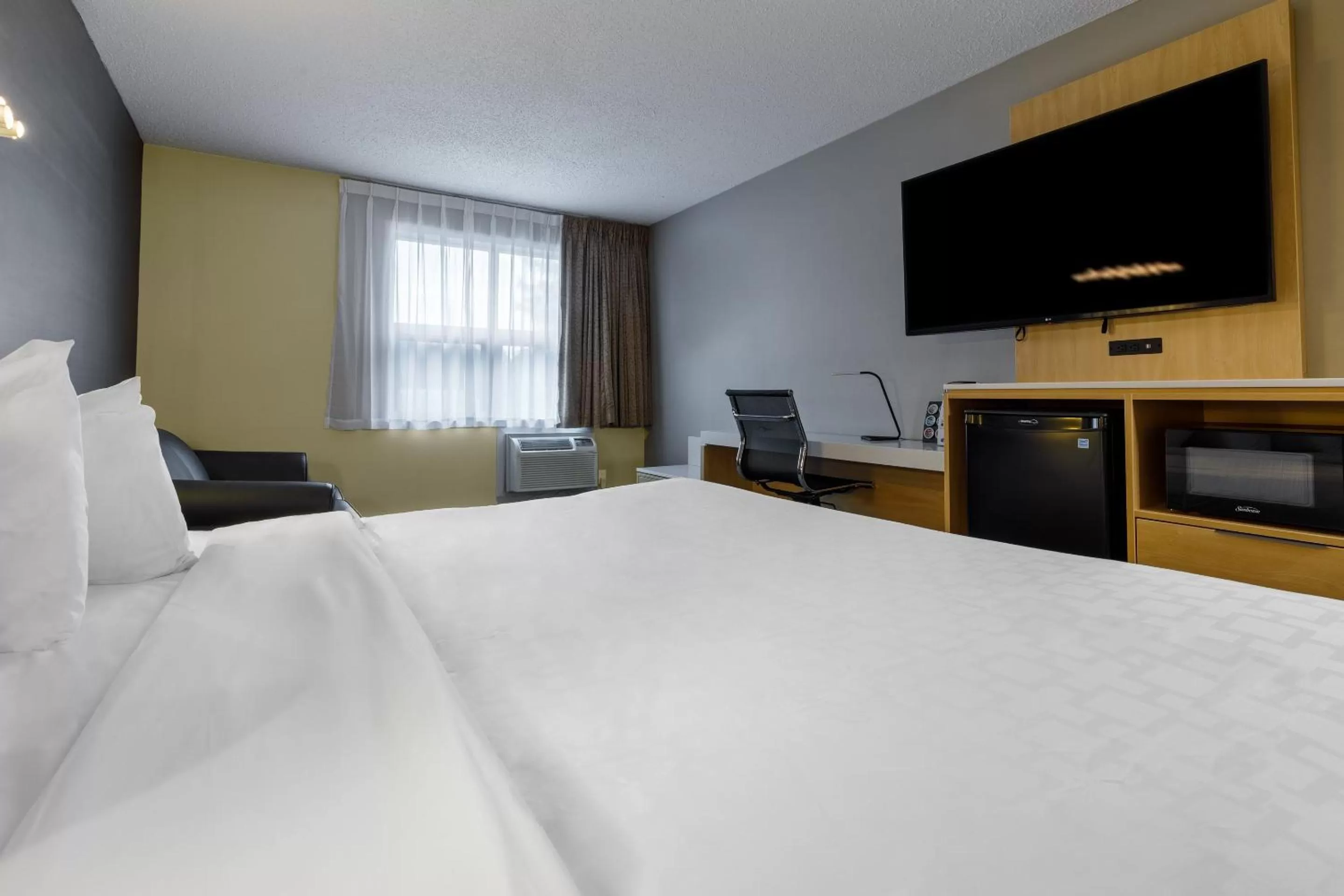 Bed in Clarion Pointe Quebec Airport