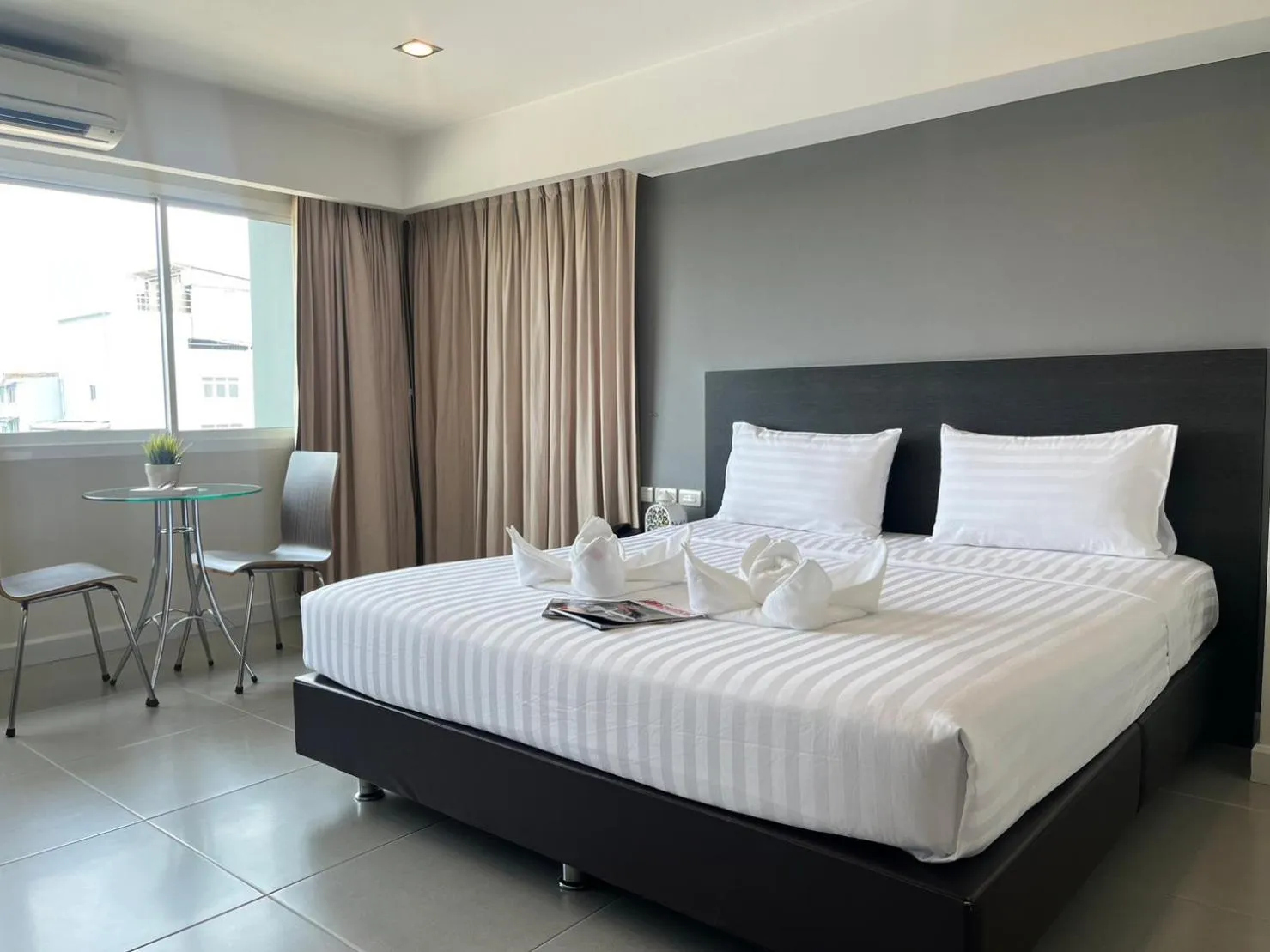 Photo of the whole room, Bed in 14 Living