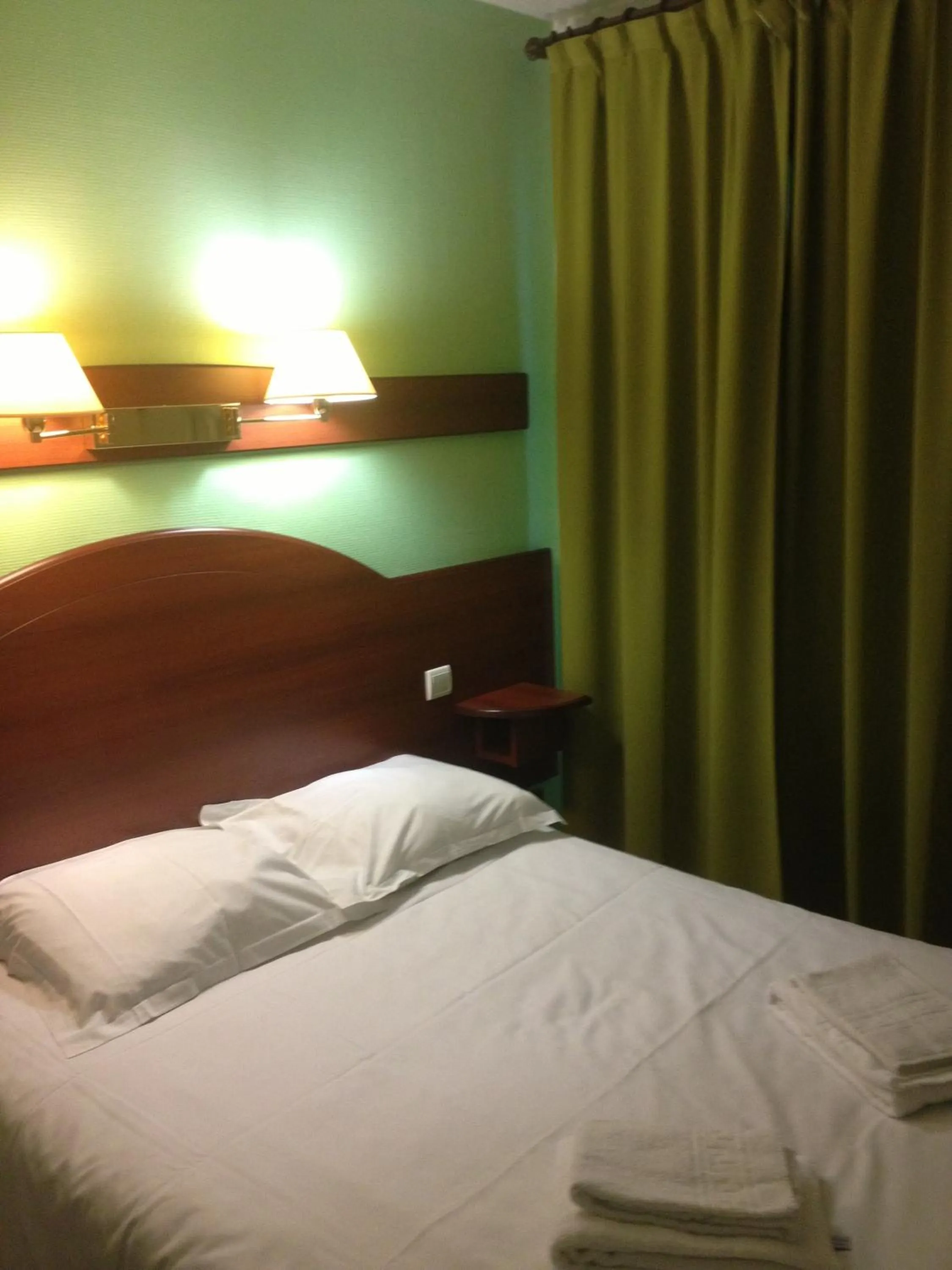 Bed in Hotel Couleurs Sud Centre-ville Gare Charleville-Mézières