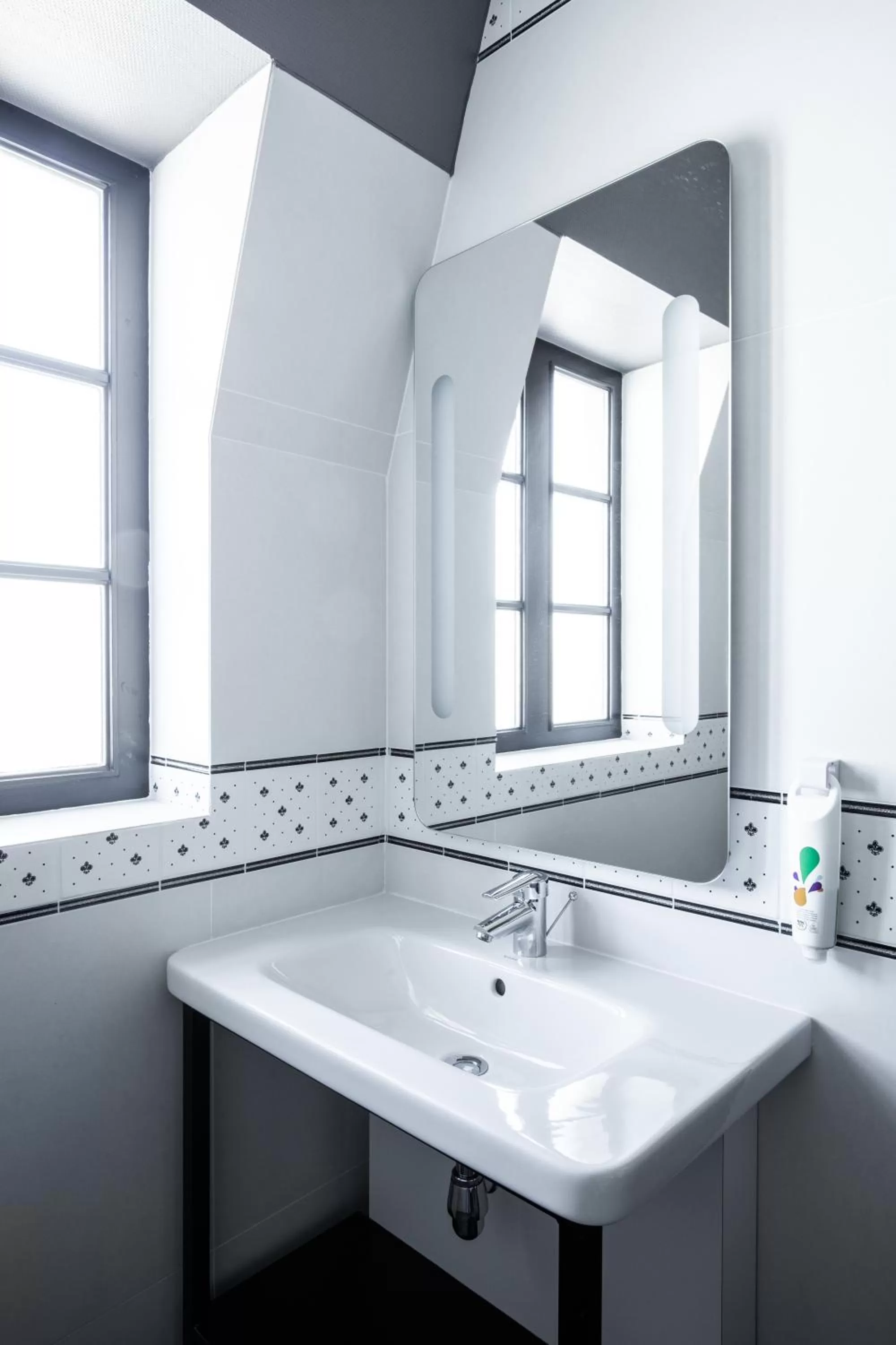 Bathroom in ibis Styles Dinan Centre Ville