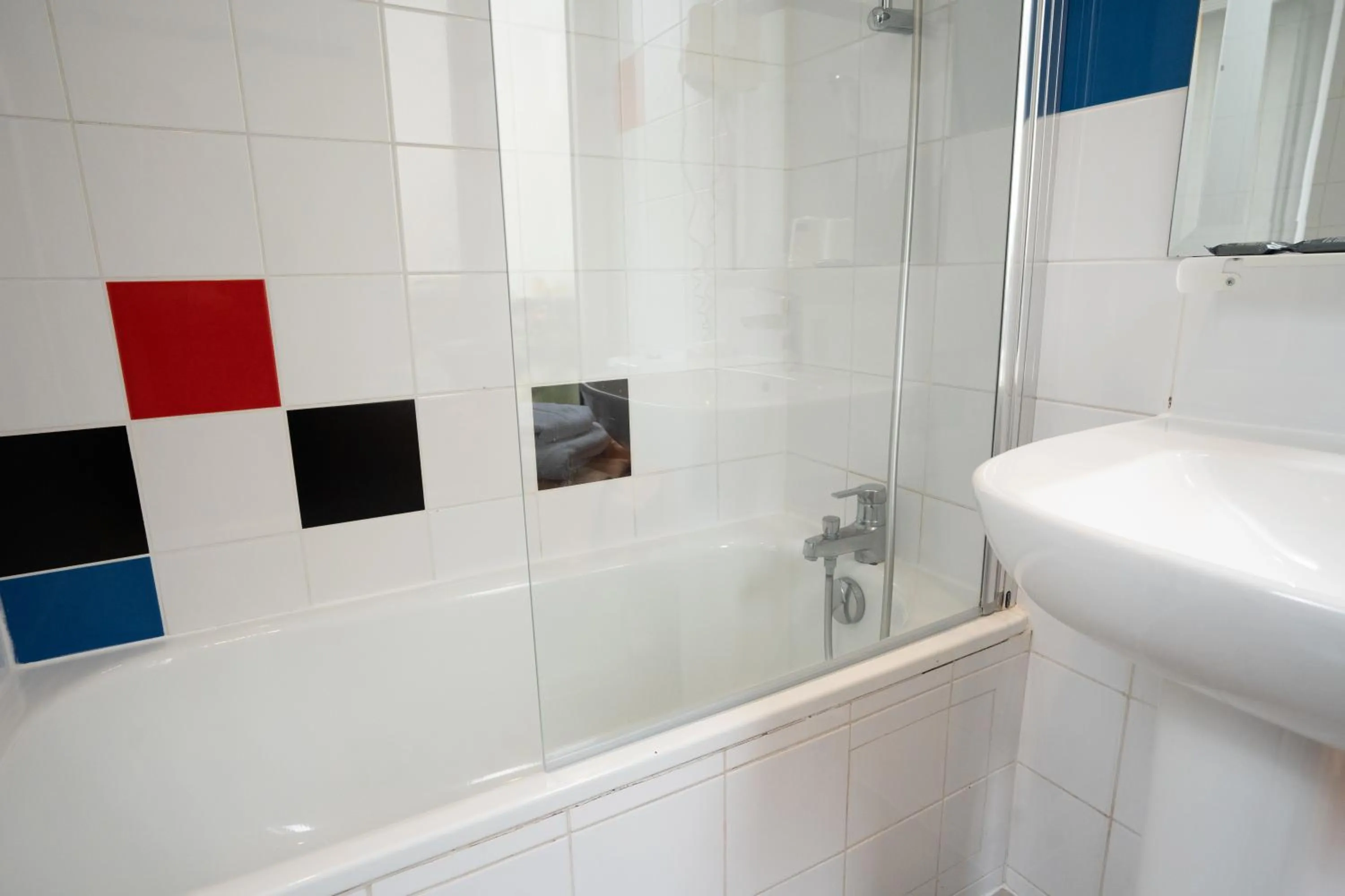 Shower in Hôtel Du Mont Dore Batignolles