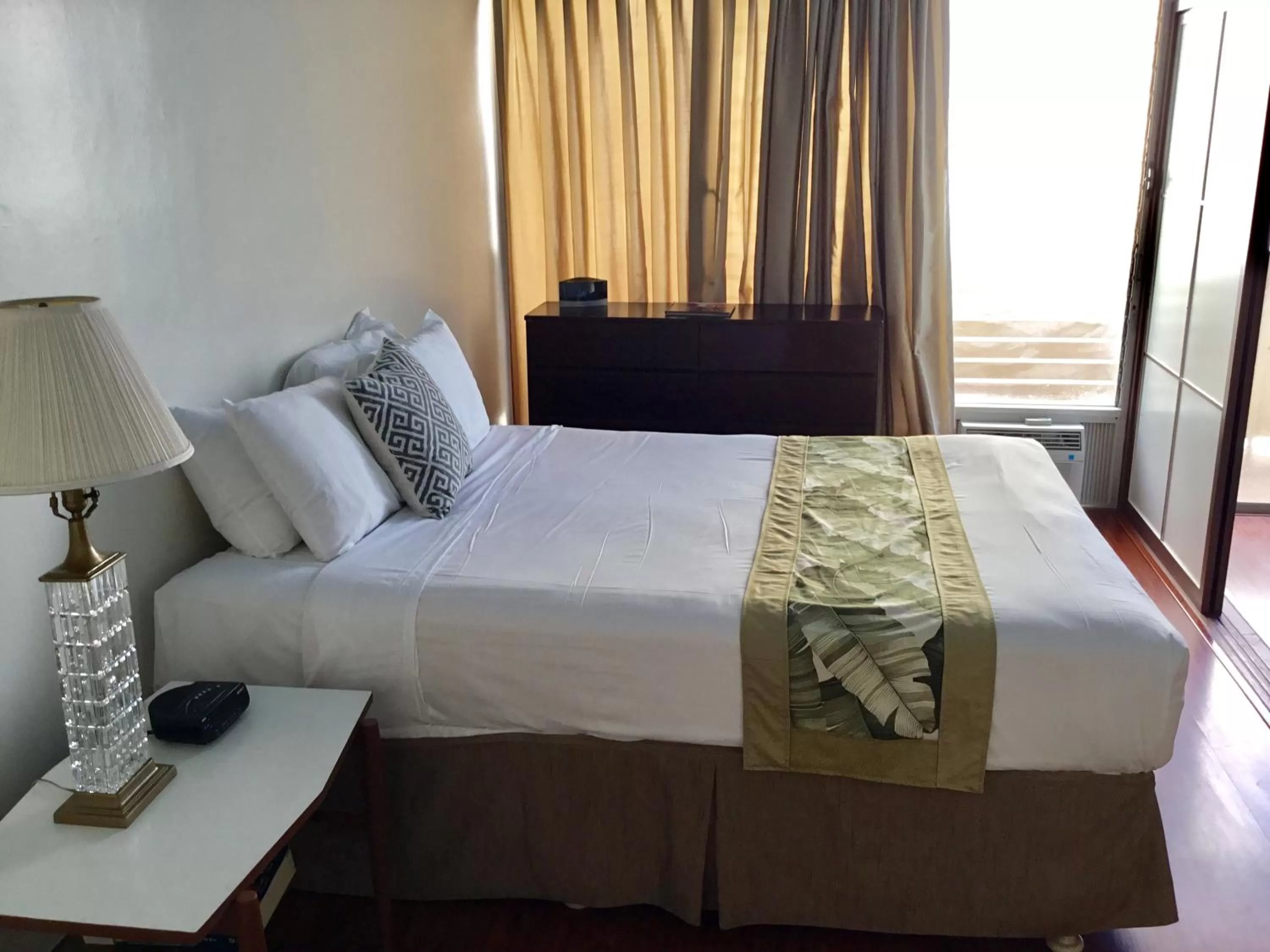 Bedroom, Bed in Holiday Surf Hotel (with full kitchen)